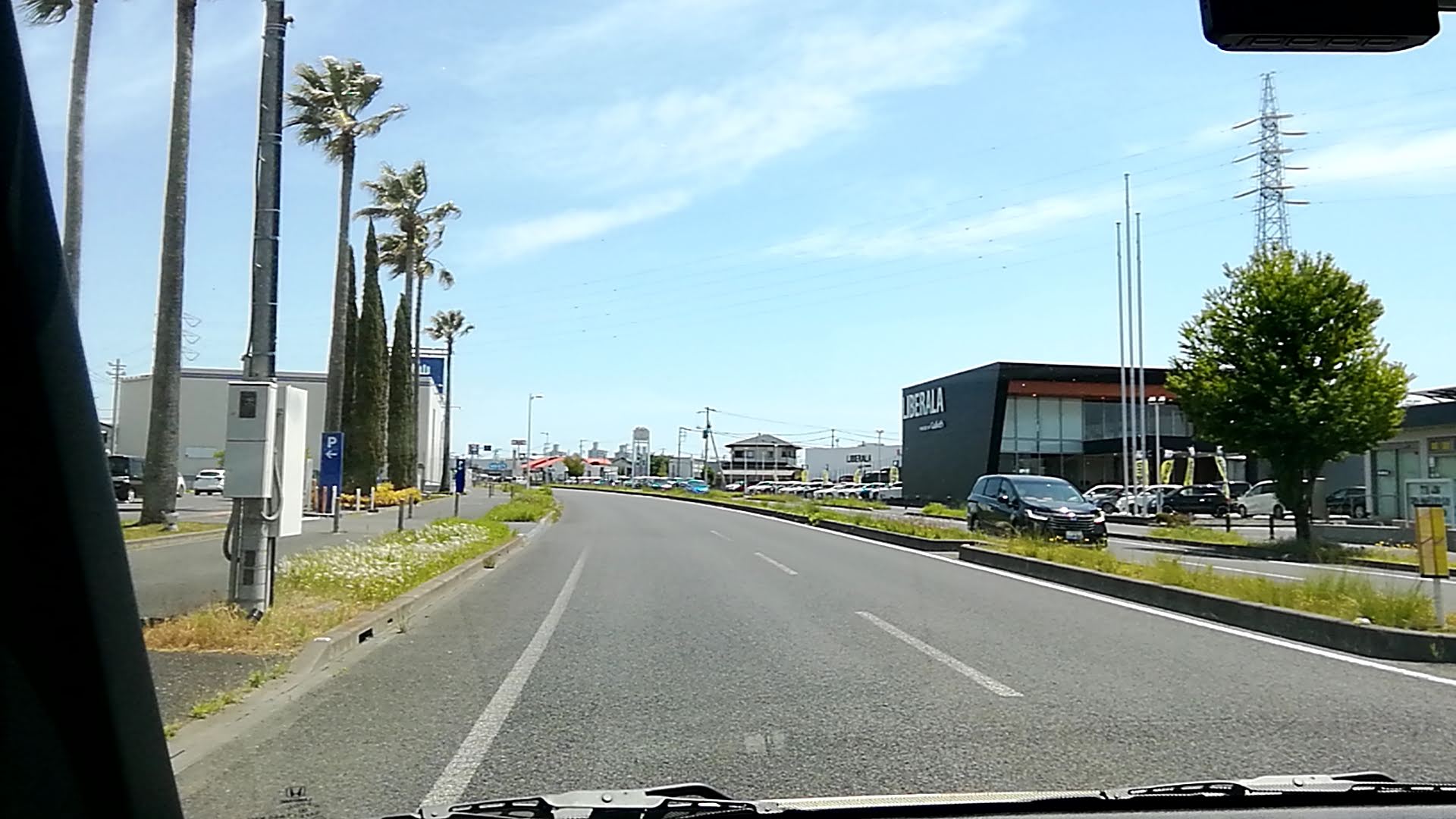 店舗が並ぶ生活道路を走行