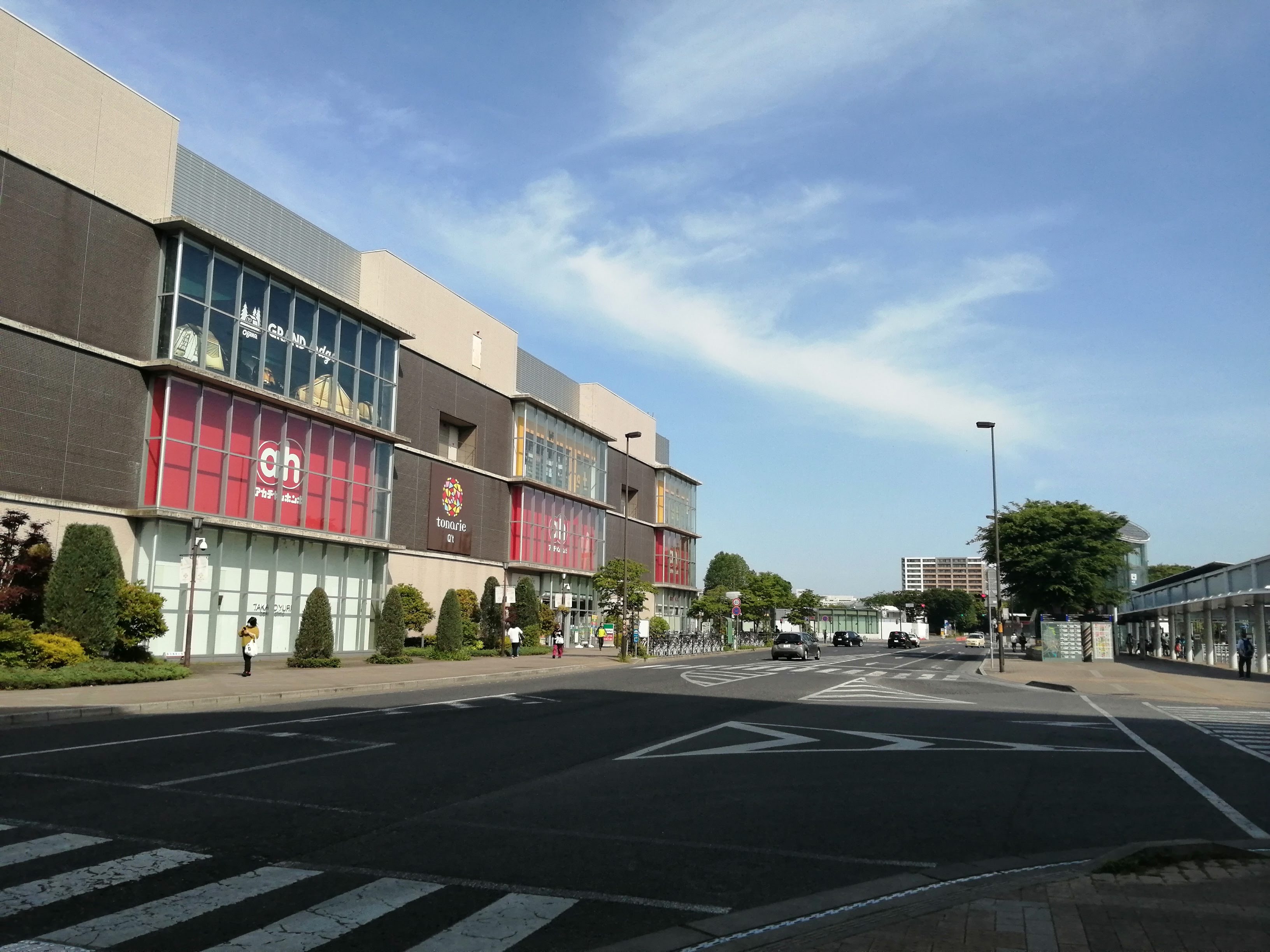 駐車場と店舗街の並び