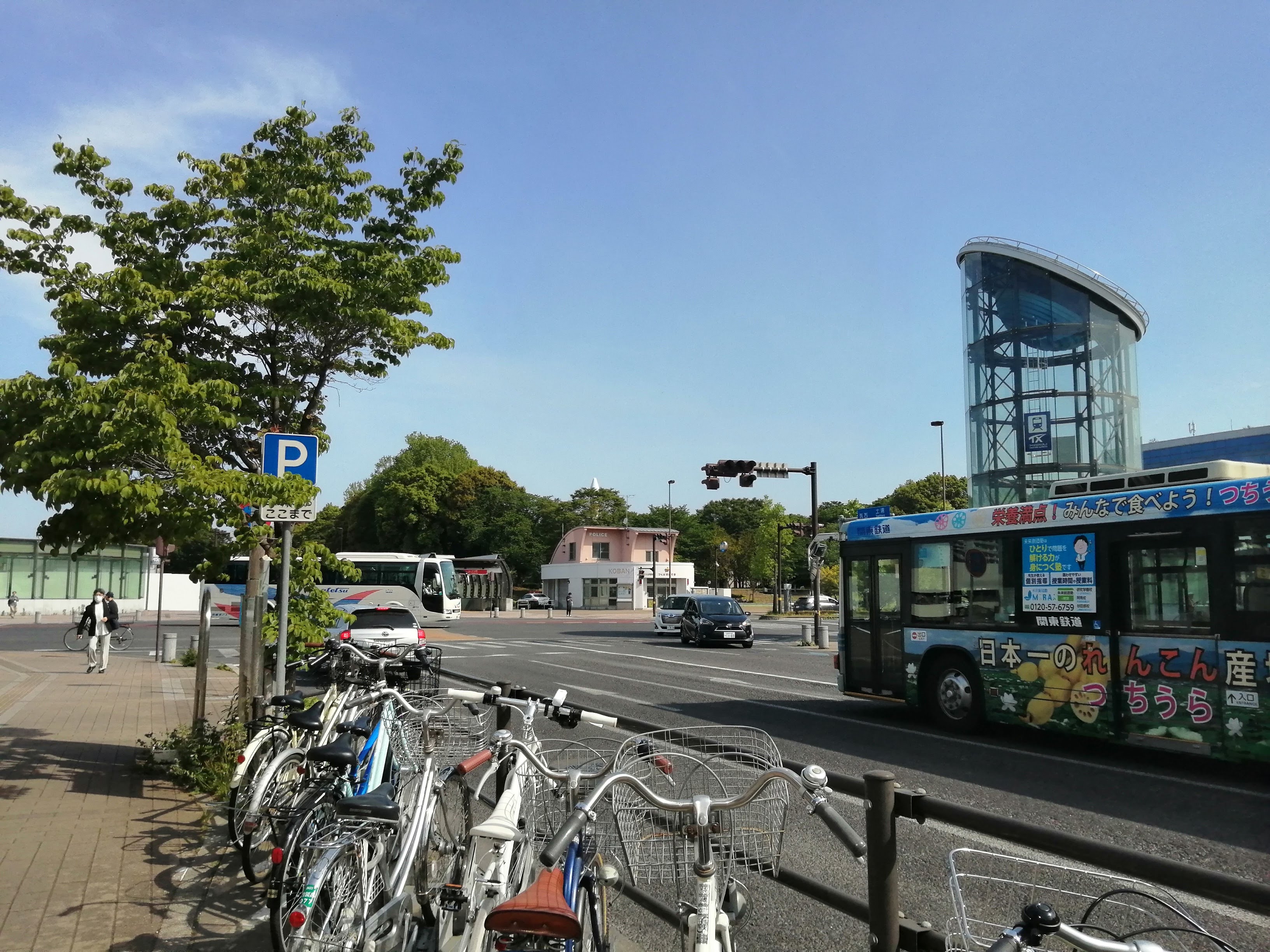 多数の自転車が並ぶ駅前スペース