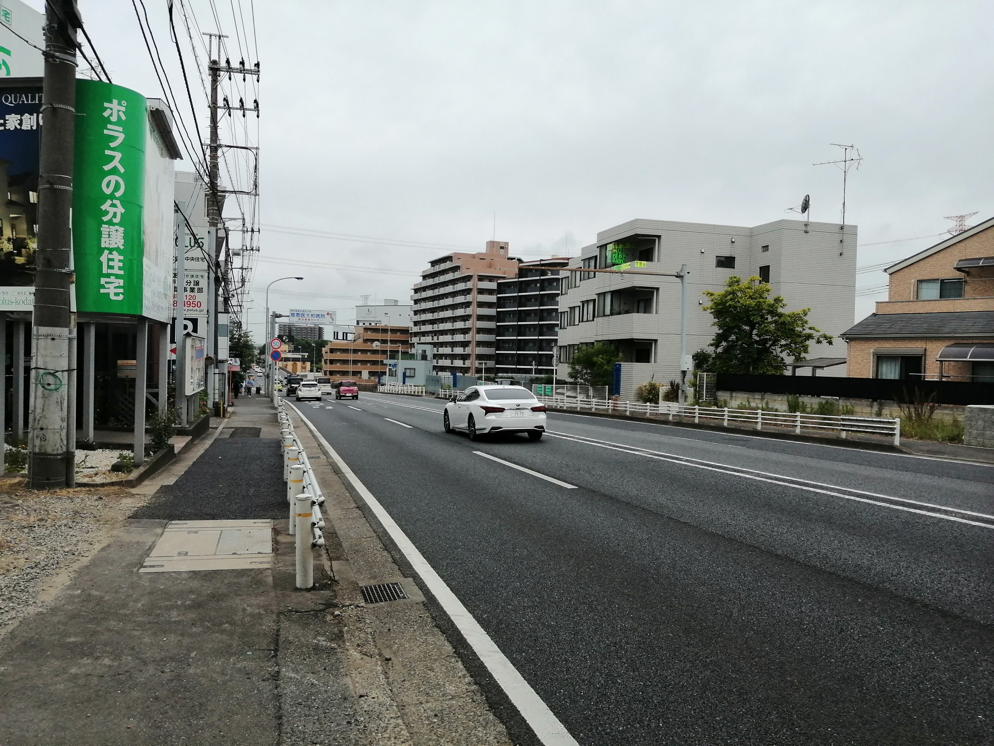 駅周辺に広がる直線道路