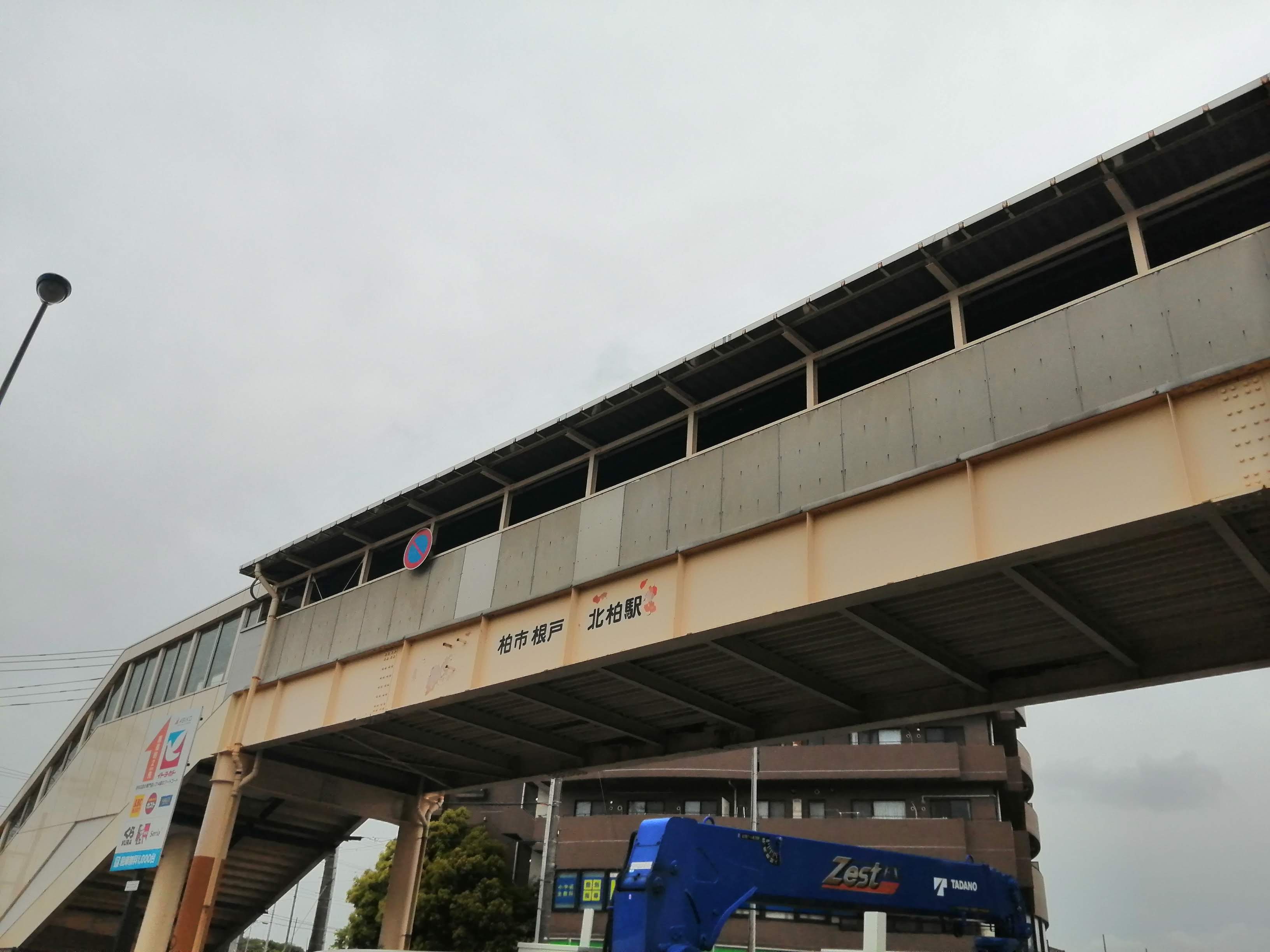 高架下から見た駅連絡通路