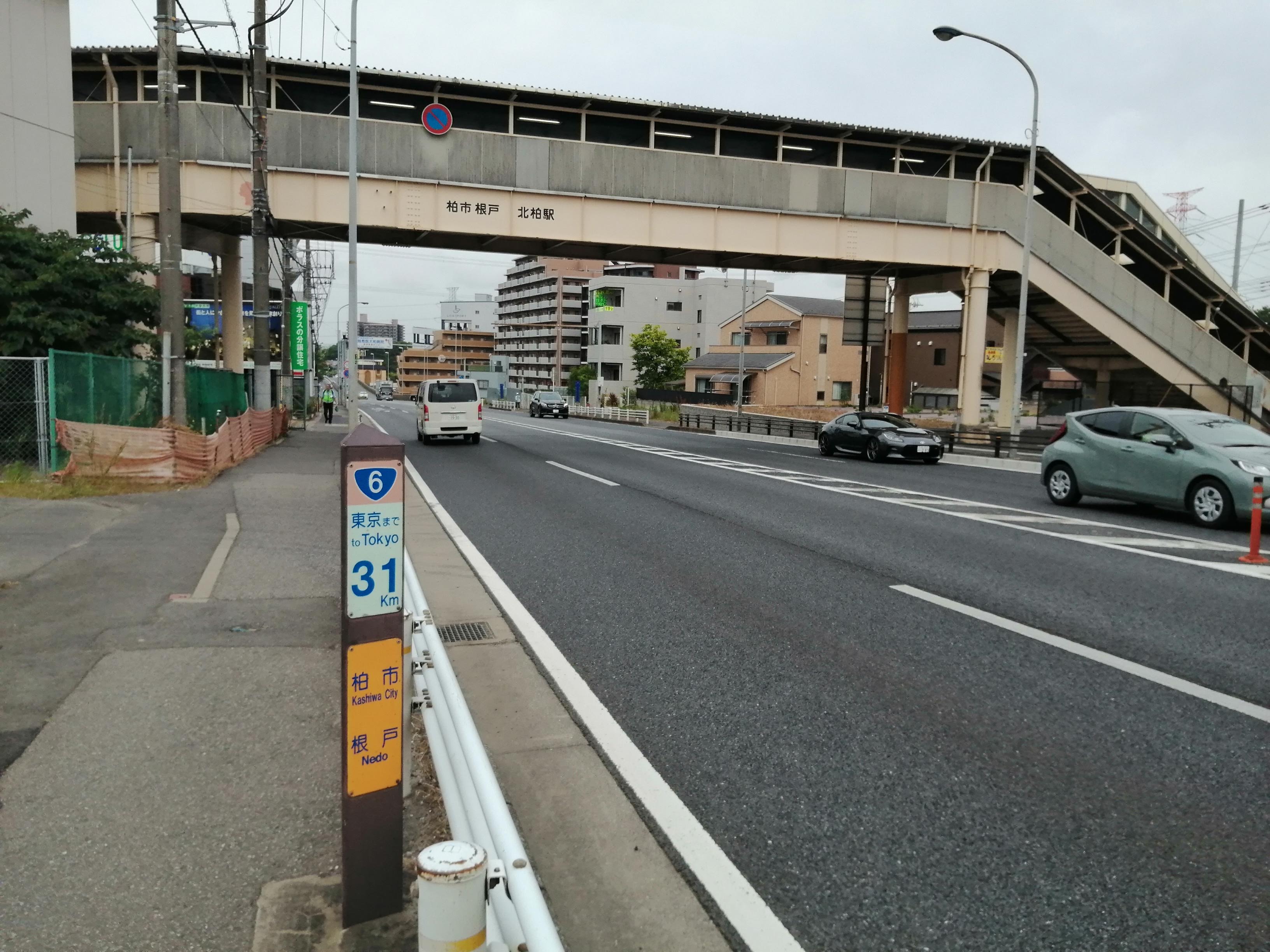 高架と大型車が行き交う区間