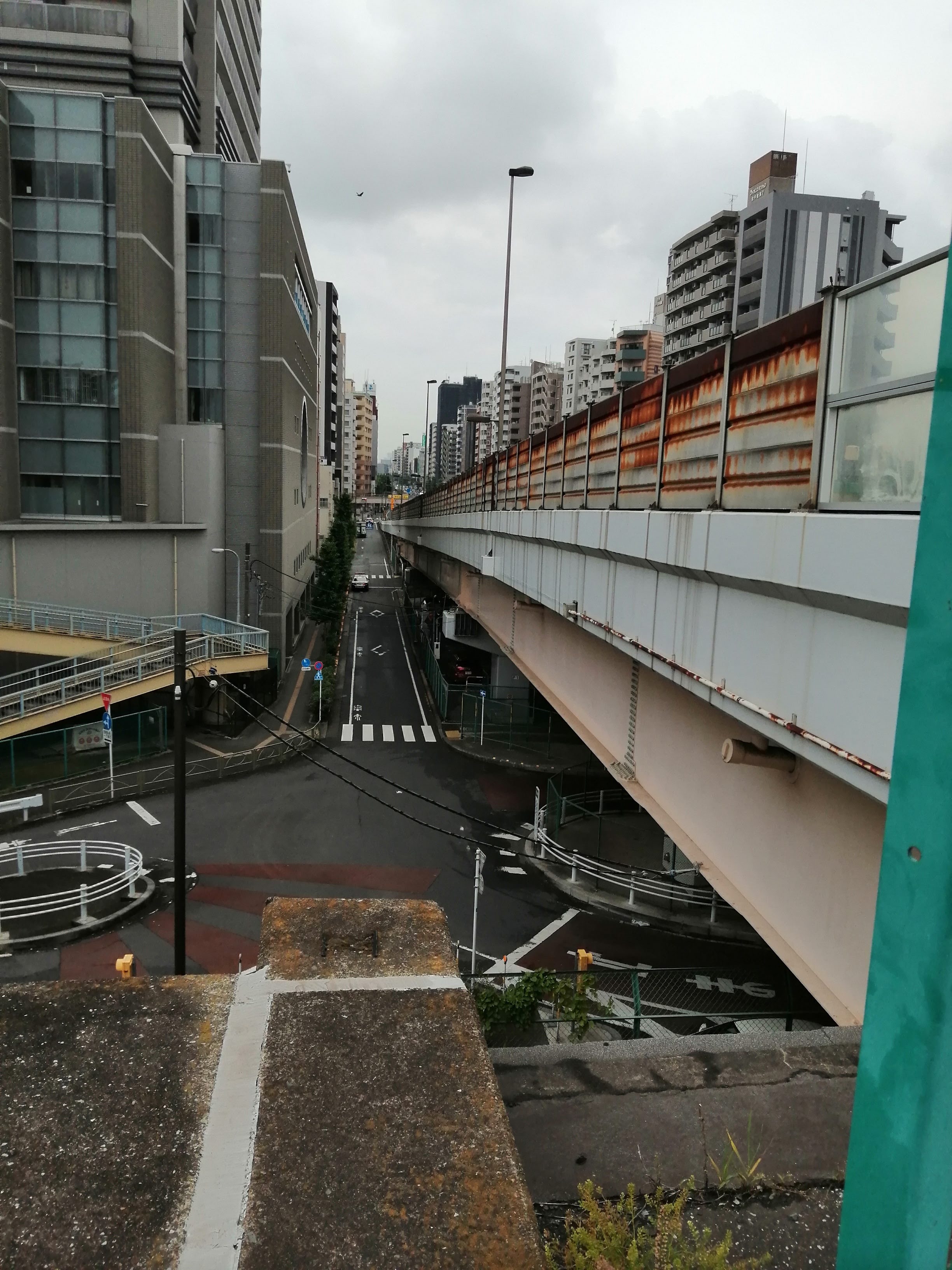 高架沿いを北へ進む車線