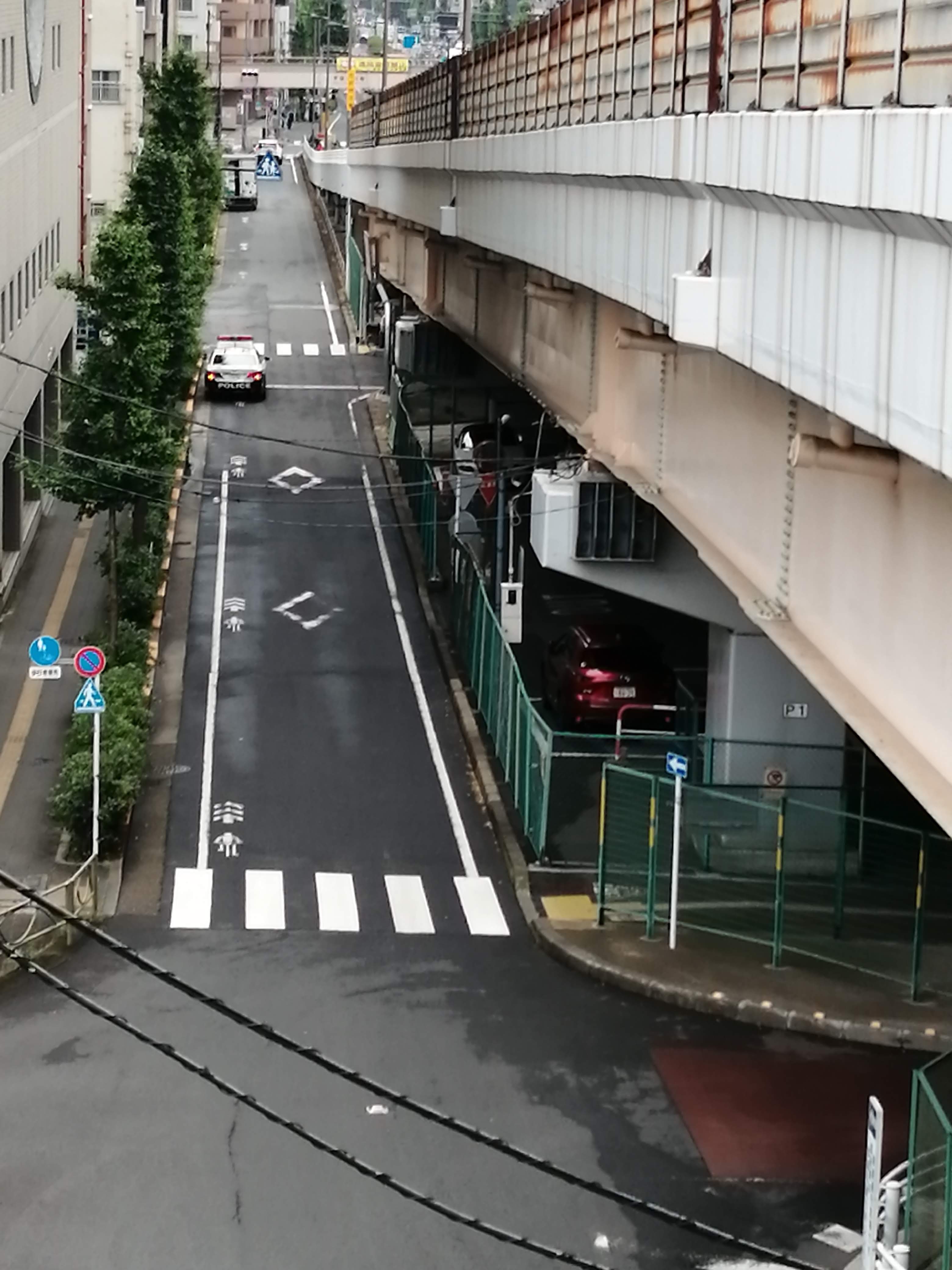 一時停止違反の取り締まりをしているパトカーの駐停車場所