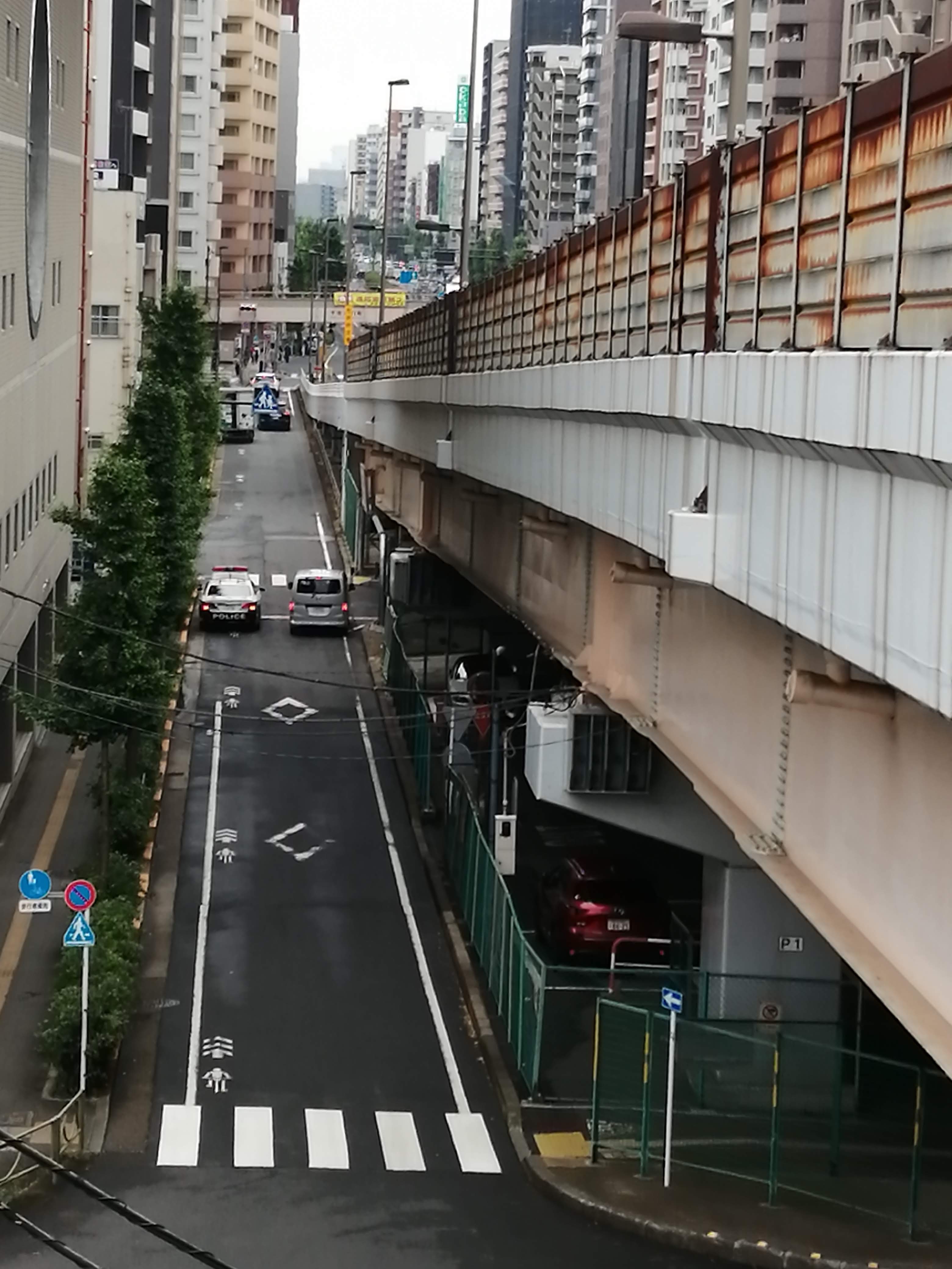 パトカーが「死角」を増やしている