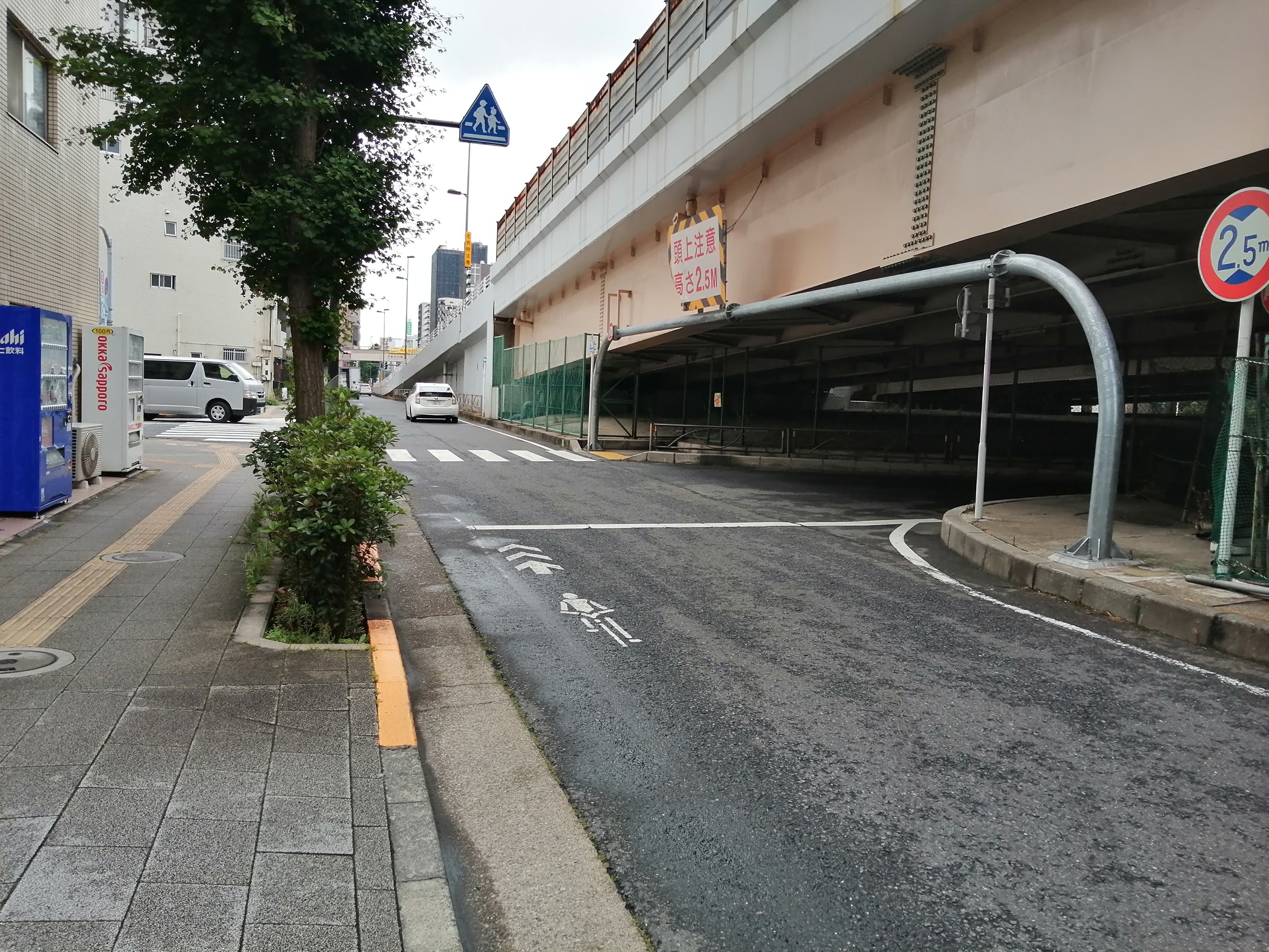 住宅街側の細い分岐道