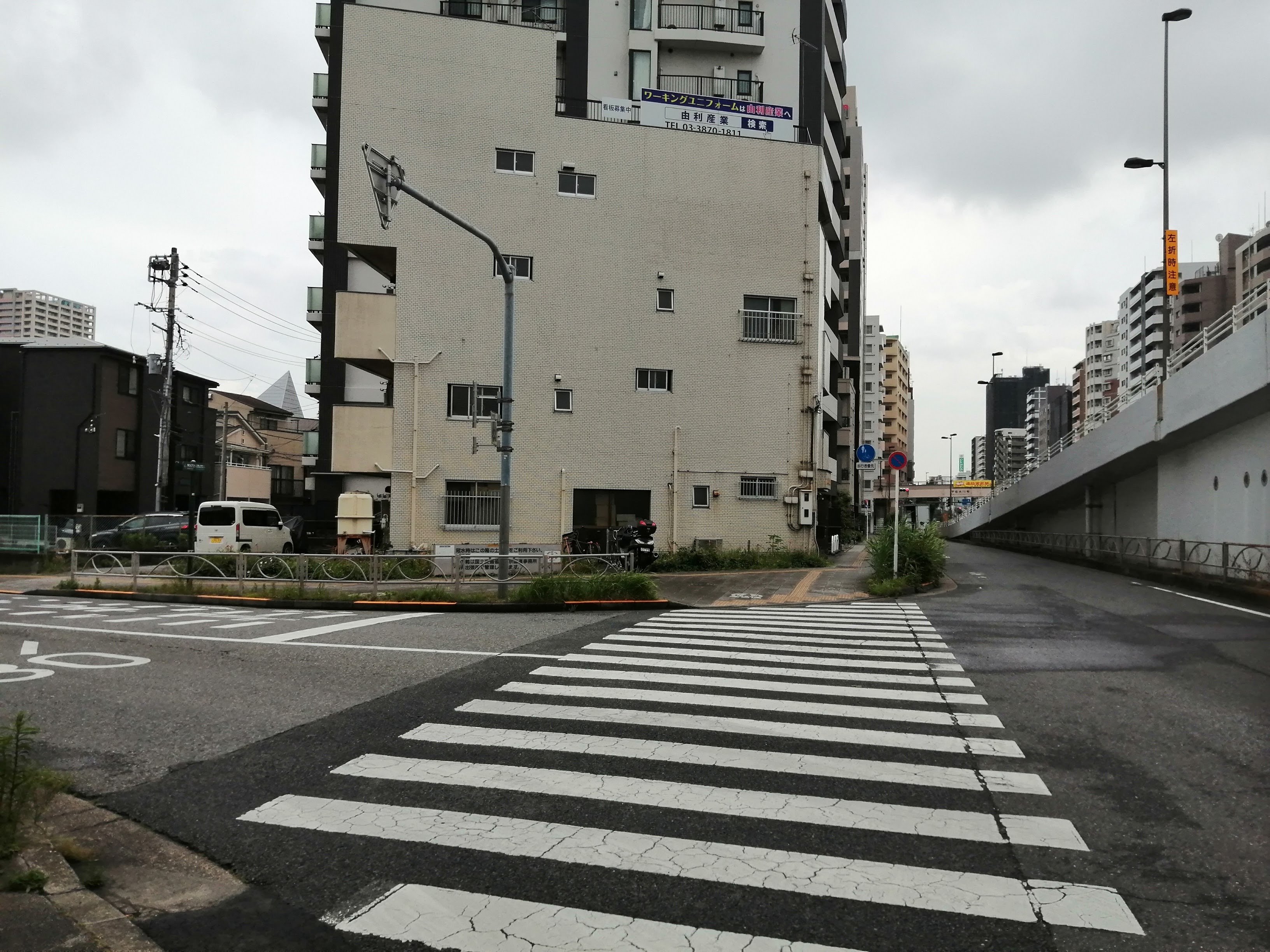 白線と停止線のある地点