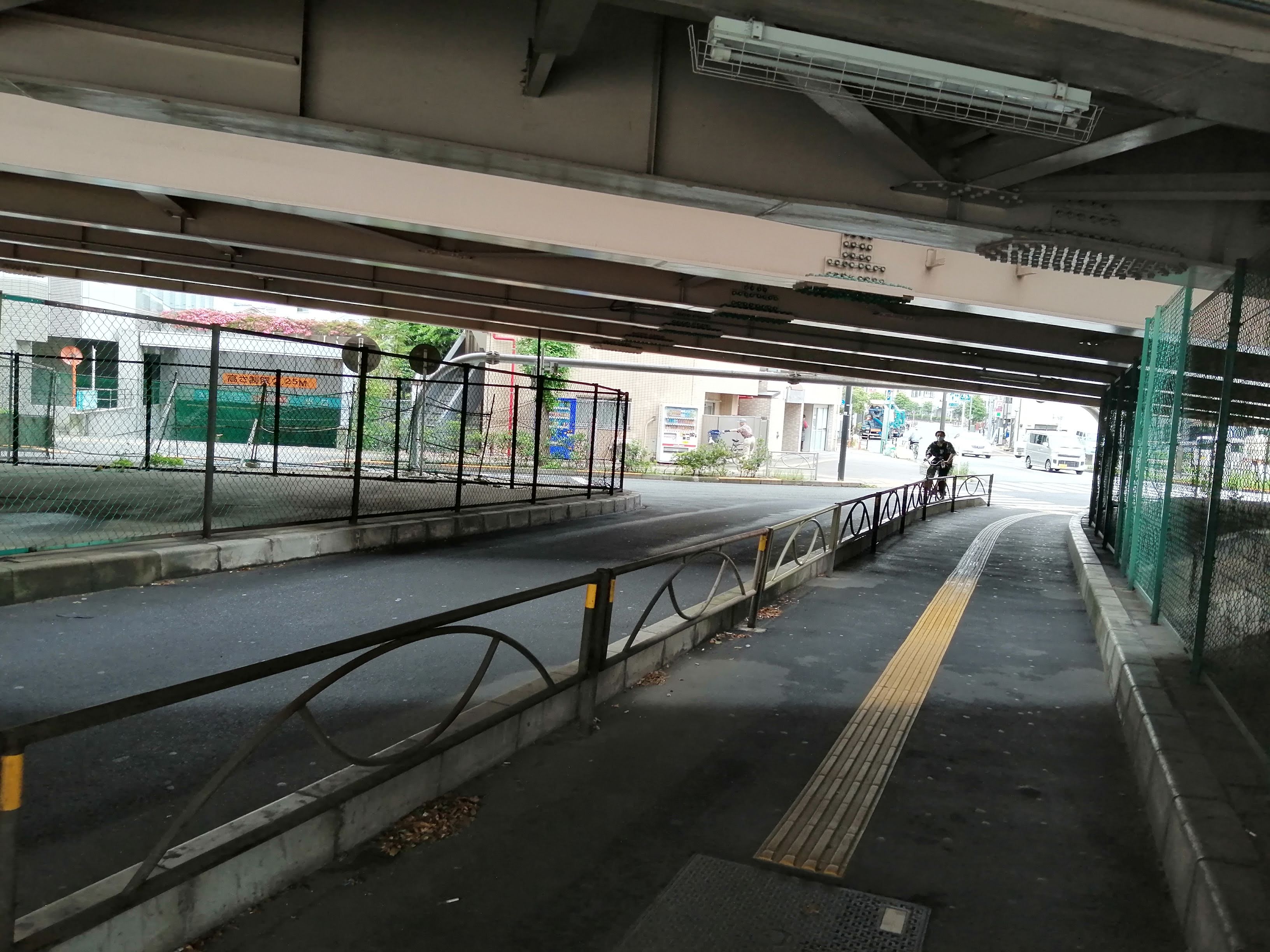 直進専用の高架沿い車線