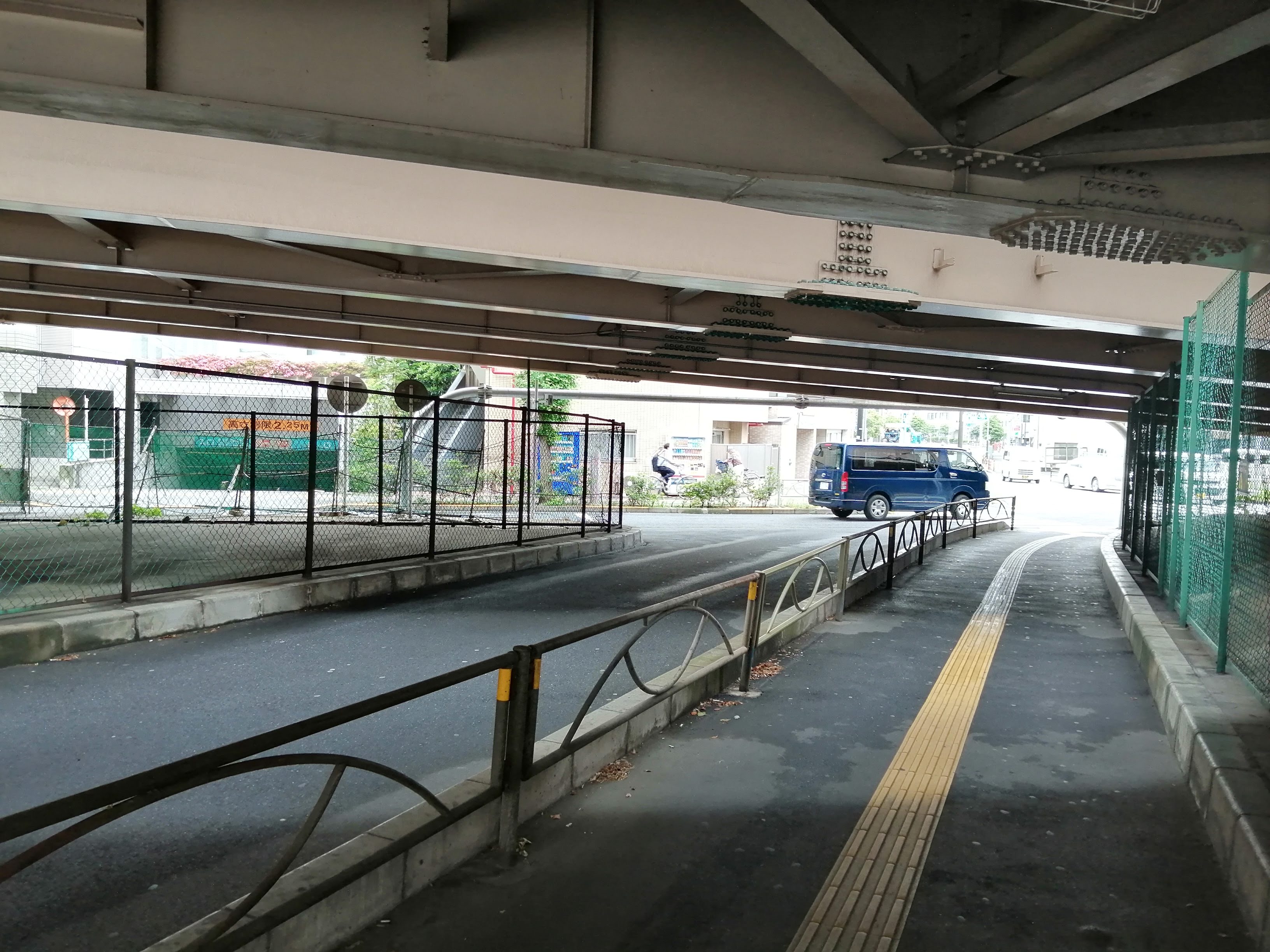 柱の影が多い交差点