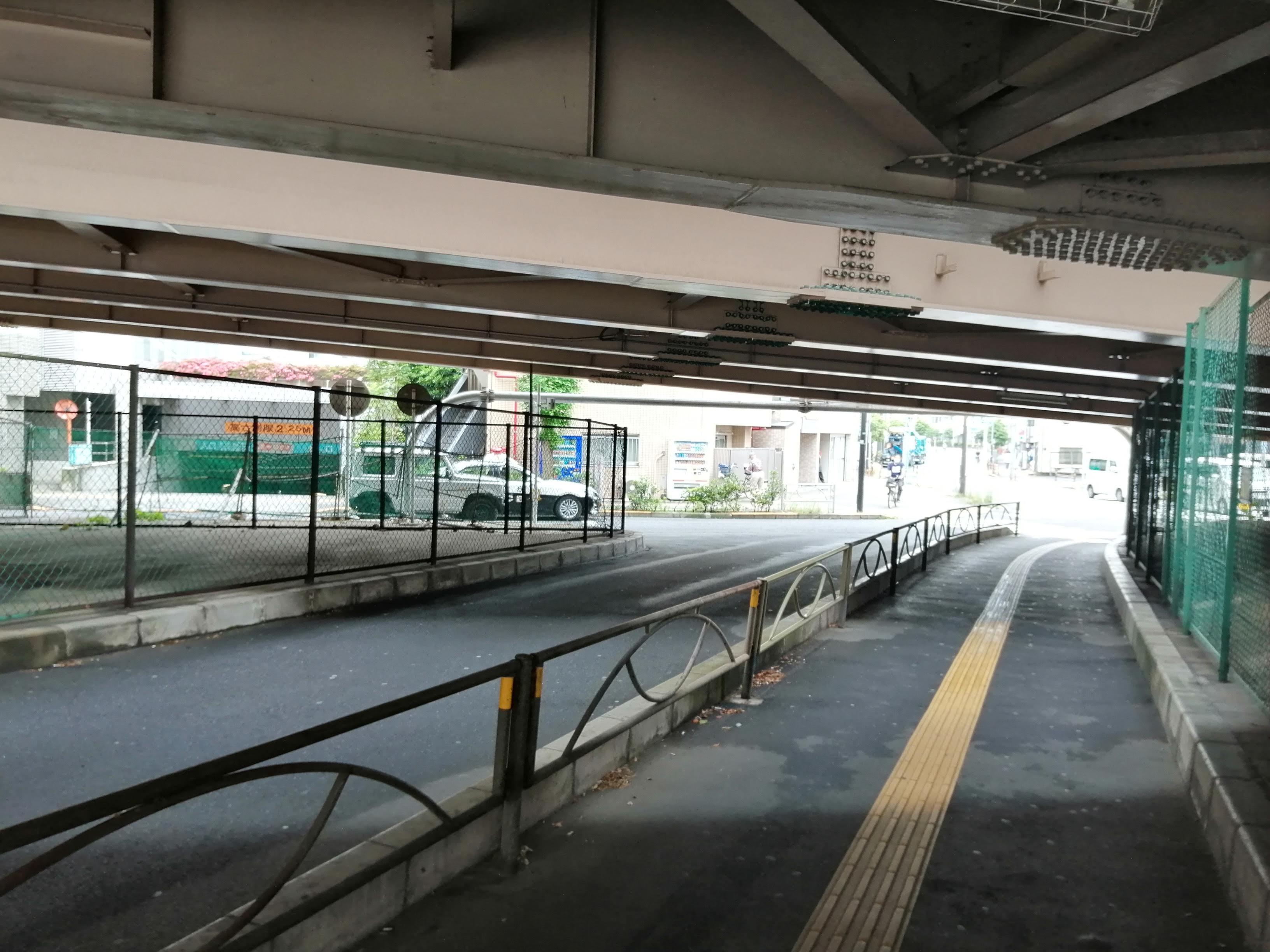 左右に別れる市道