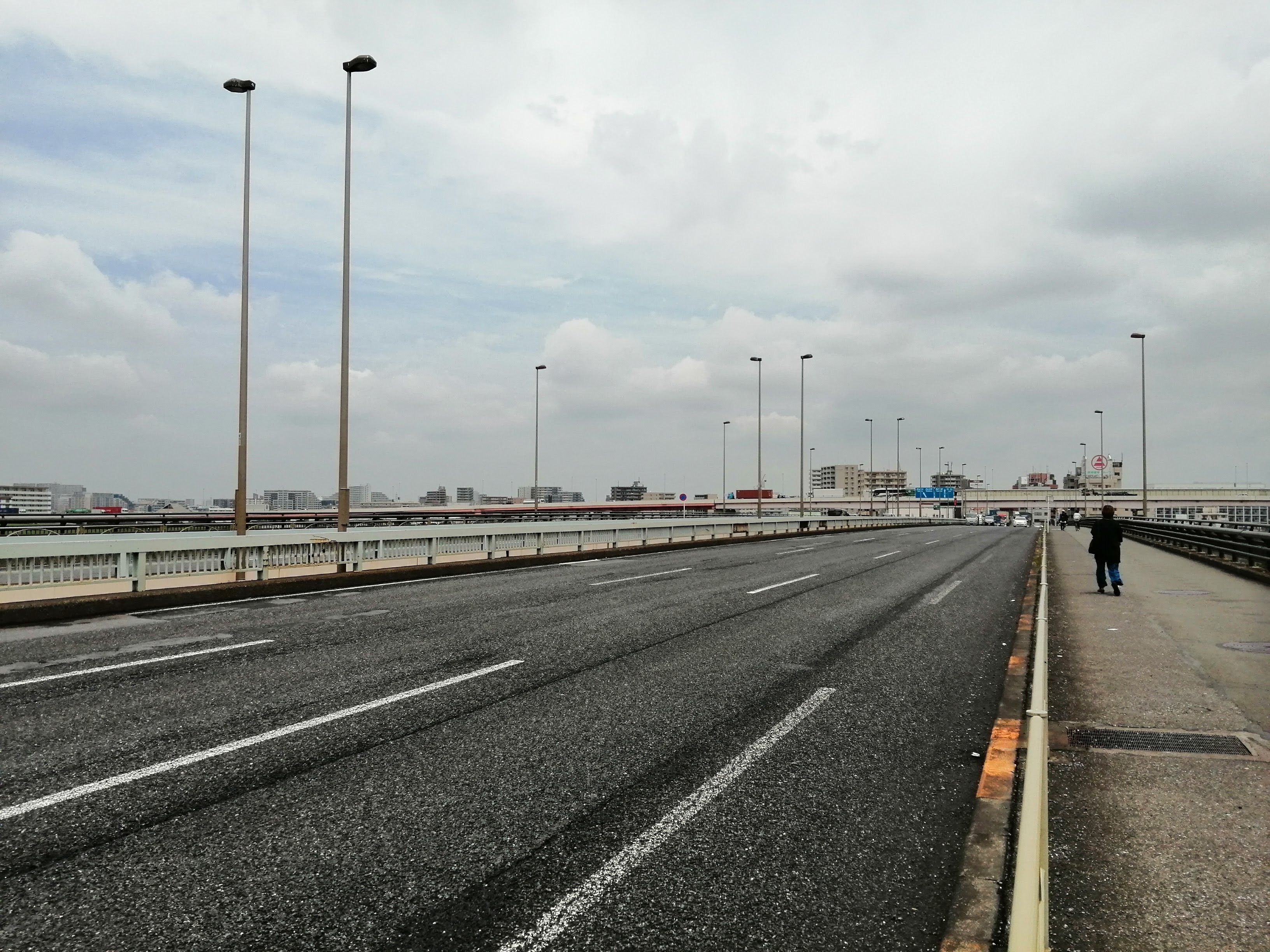 見晴らしの良い堤防上の道