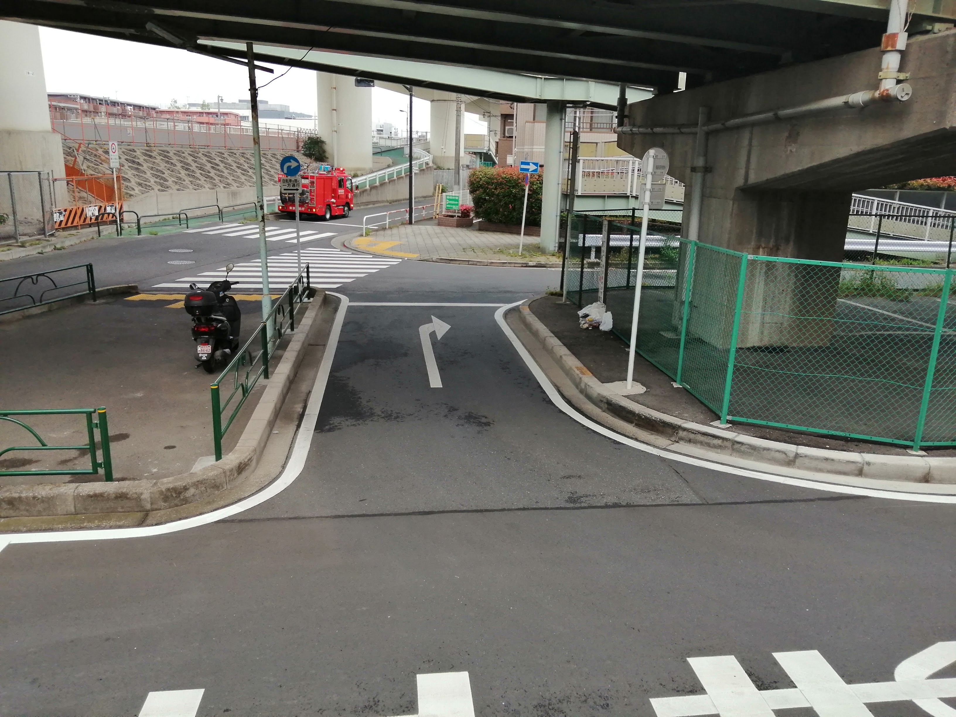 フェンス沿いの狭い道