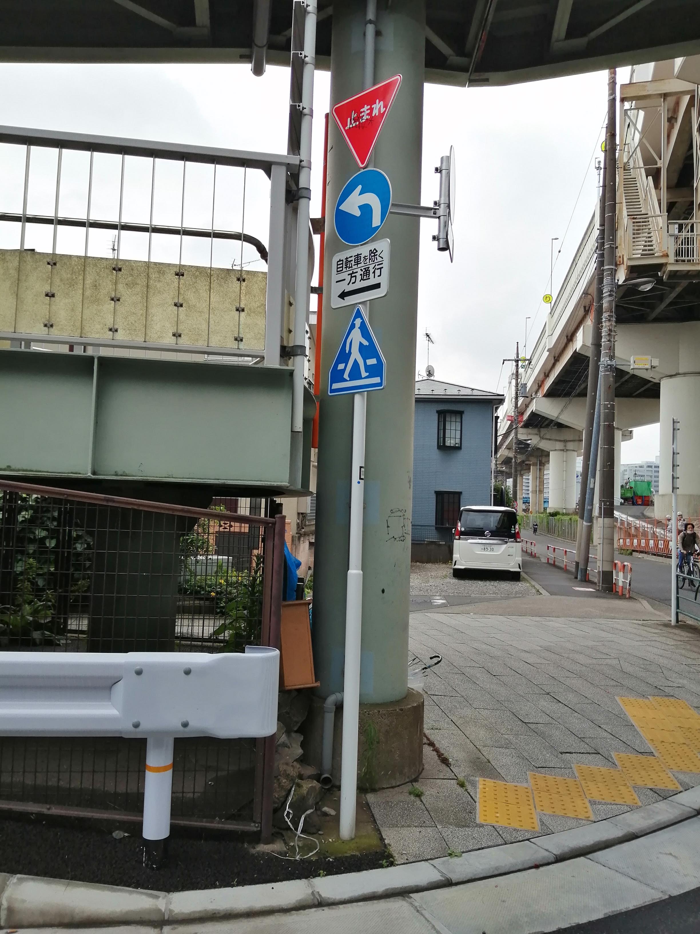 歩道と車道が近接した地点