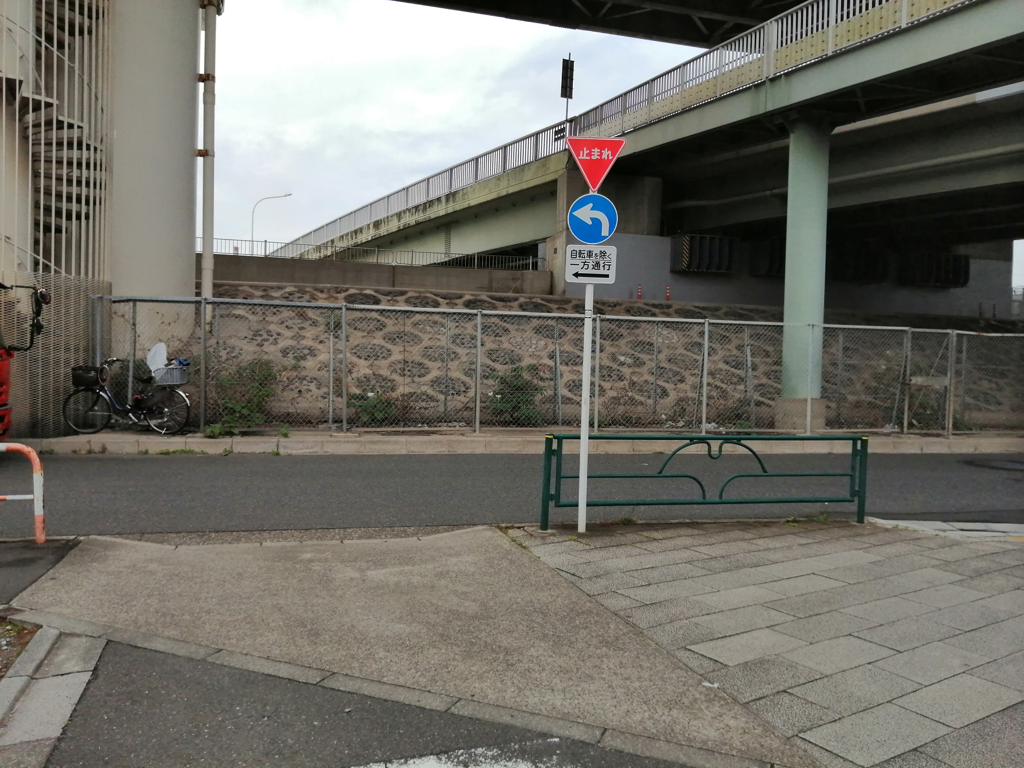 スイッチバック状の右折路