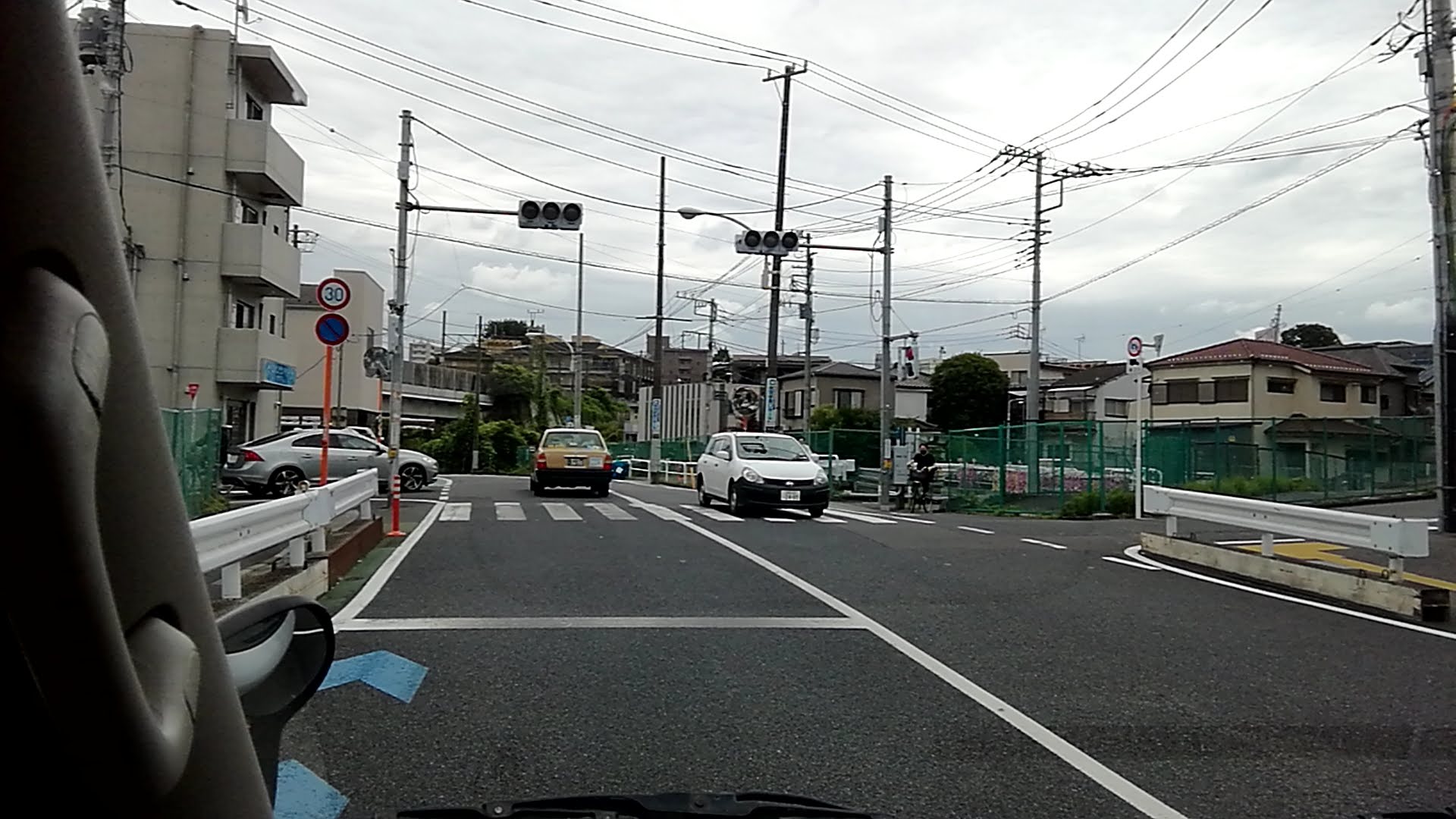 信号のある交差点風景