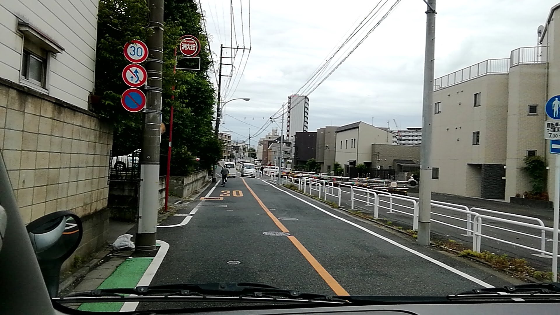 住宅沿いの道路