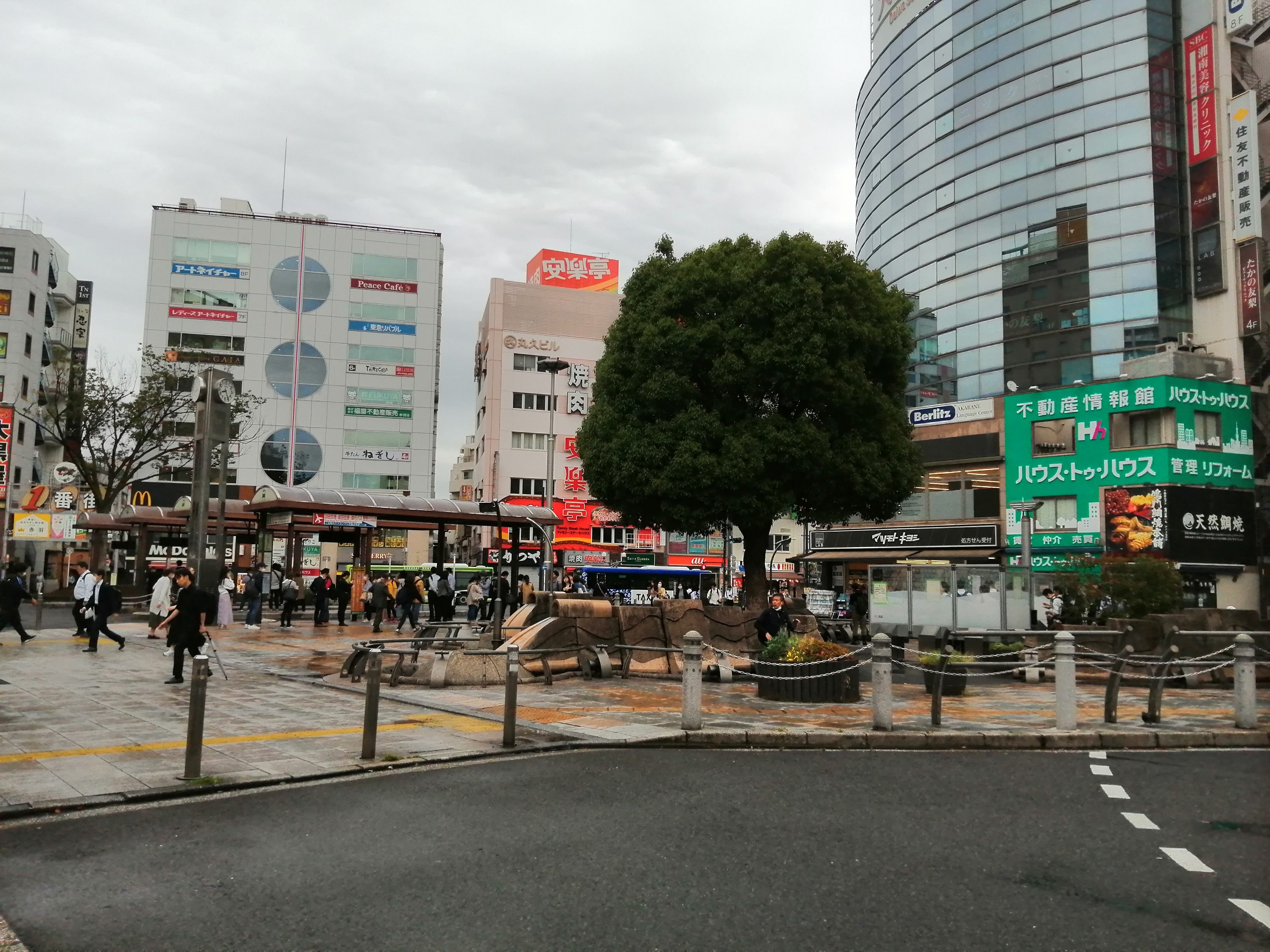 駅前の開けた空間