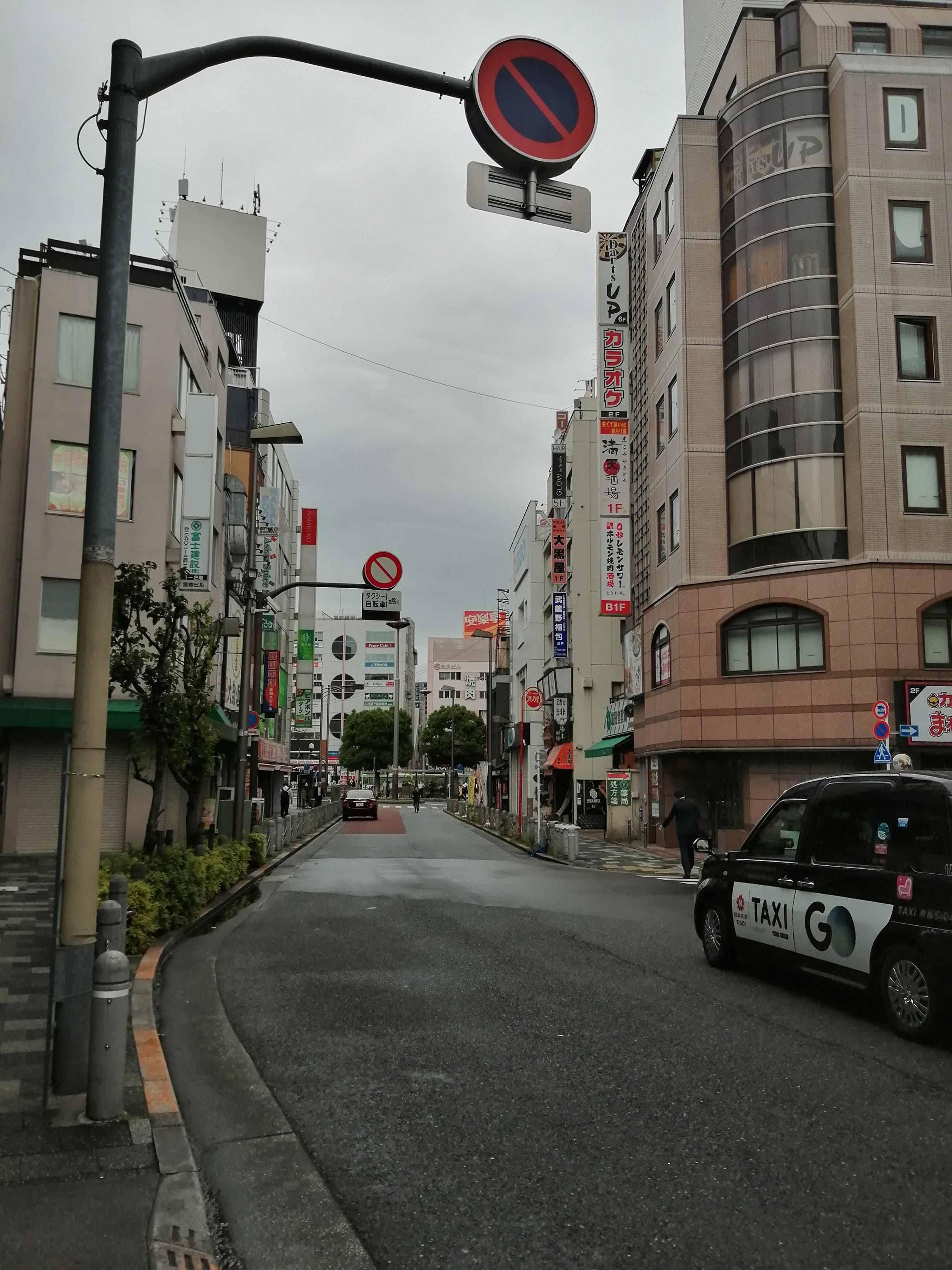 細い路地の風景