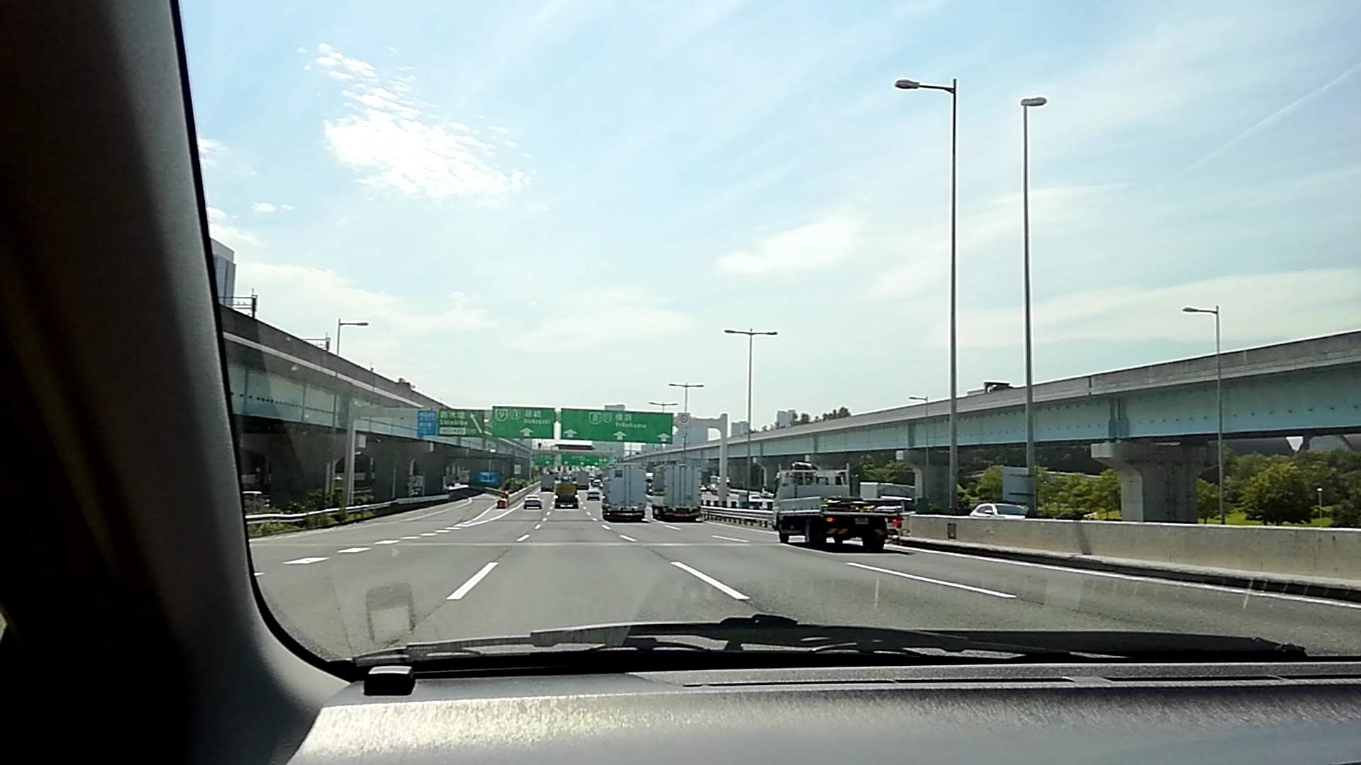 湾岸線は車線数が多く走りやすいです。けどスピードの出し過ぎには注意！.jpg