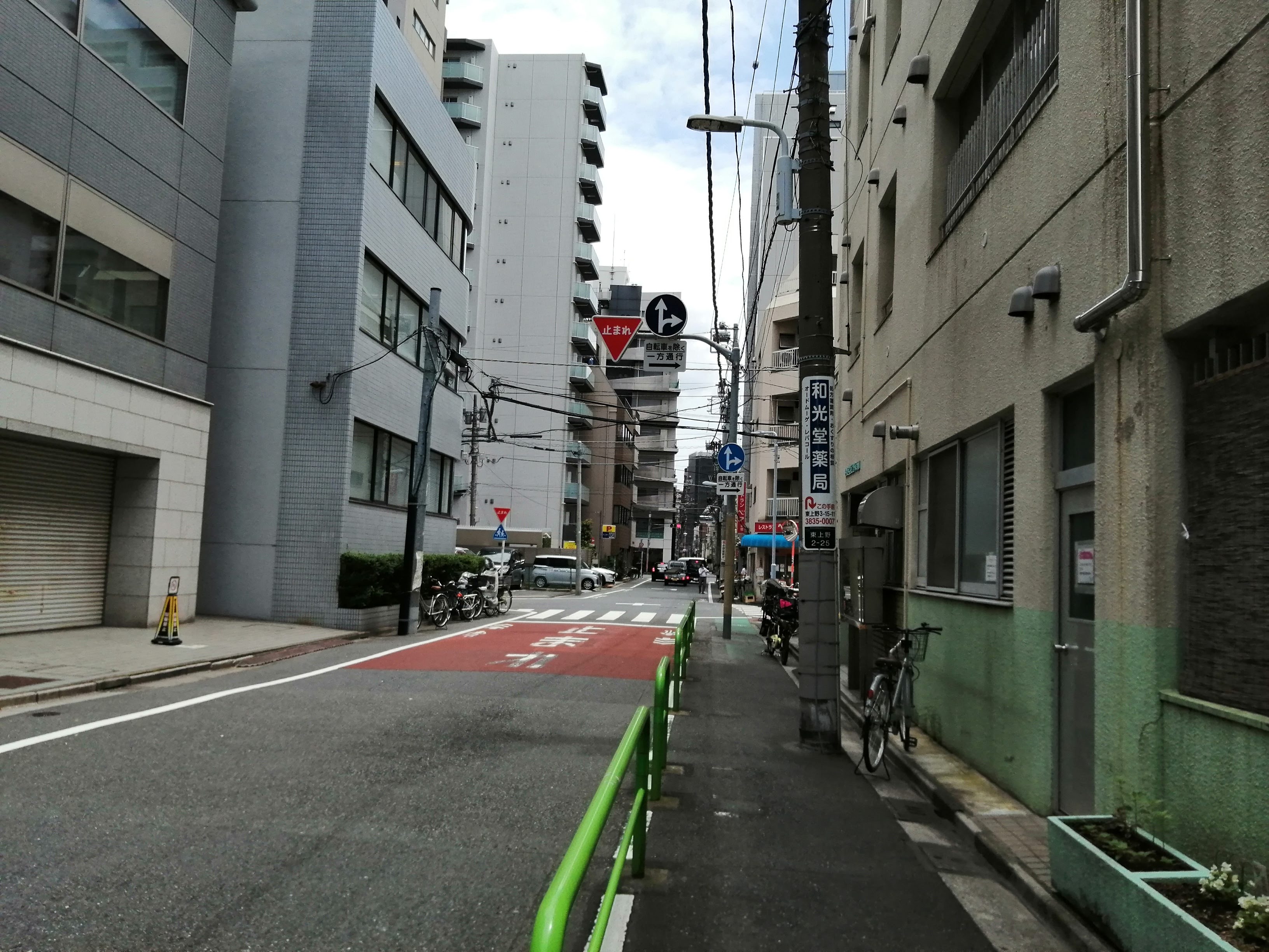 建物に囲まれた通り