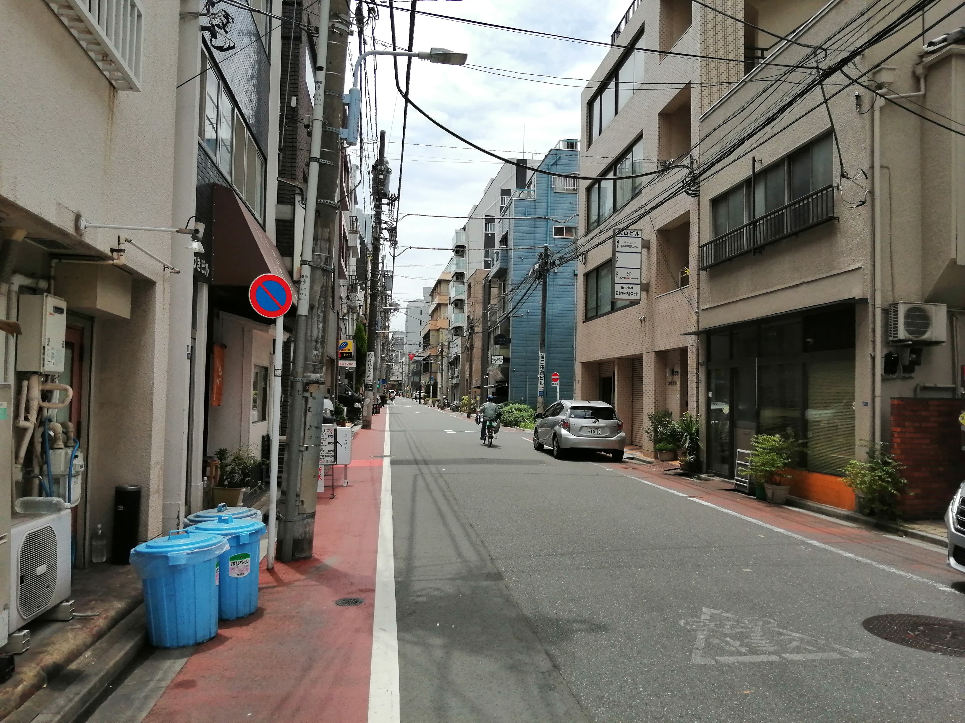 住宅沿いの道路