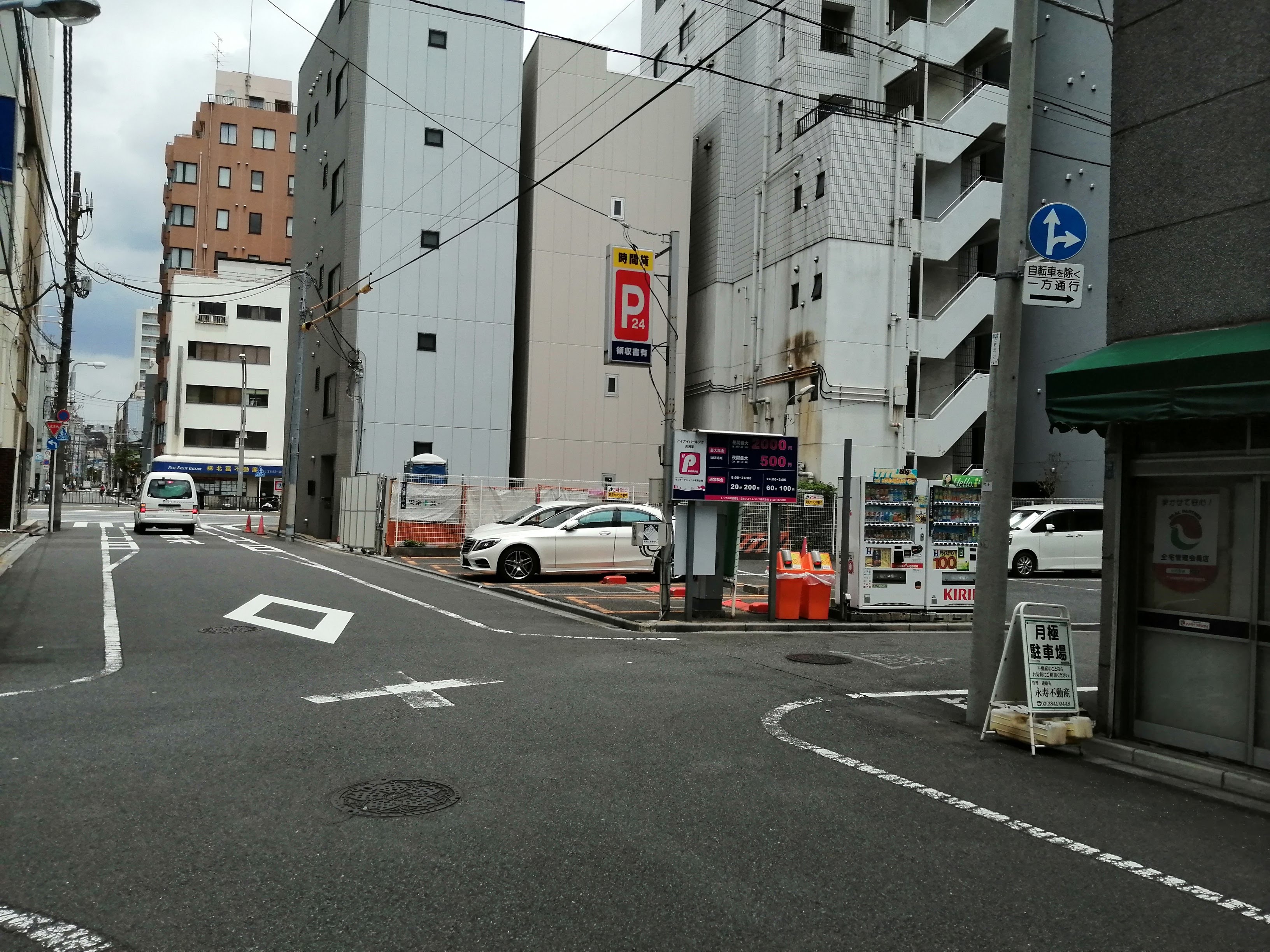 建物が並ぶ道路
