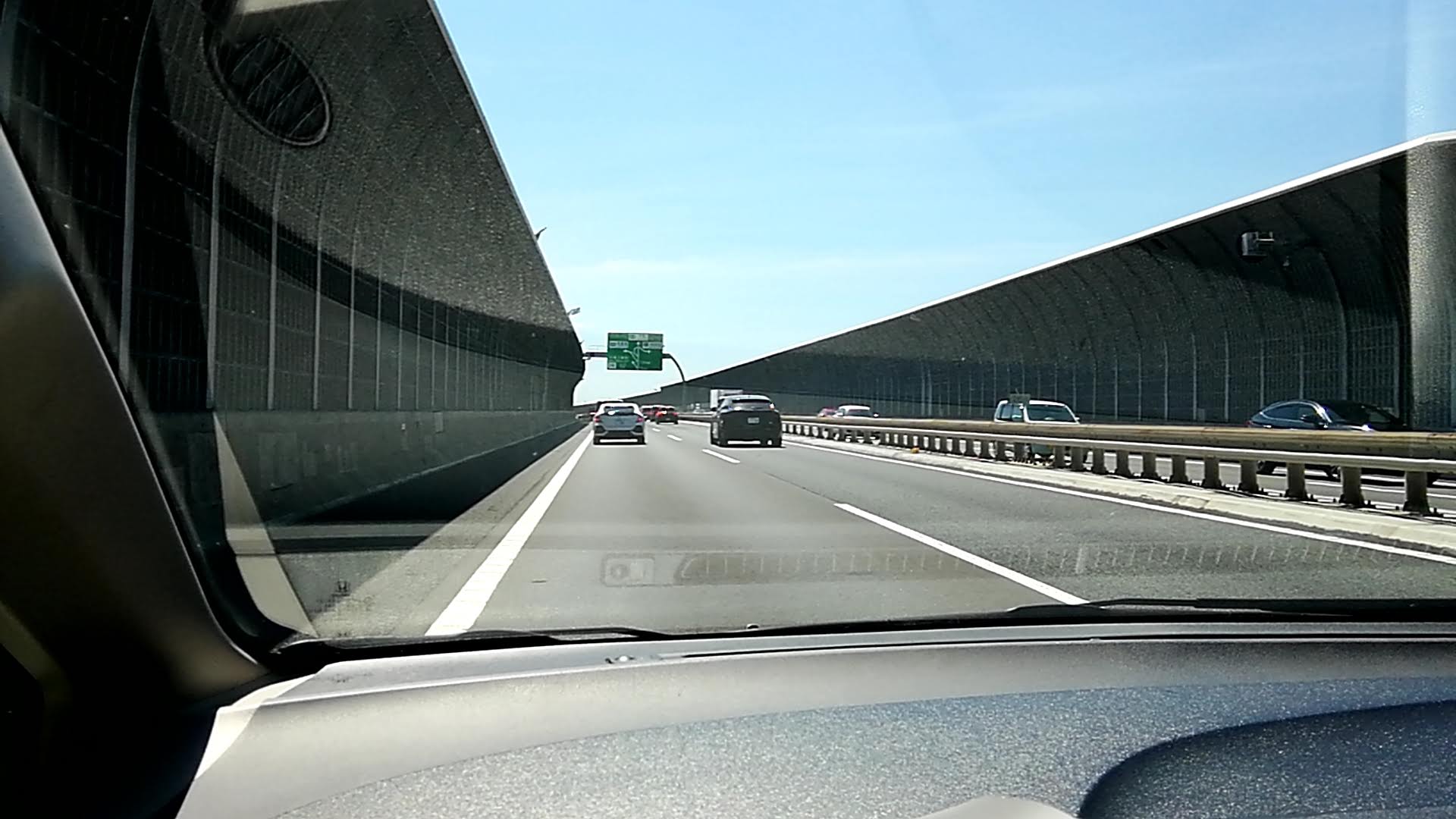 遮音壁に囲まれた道路