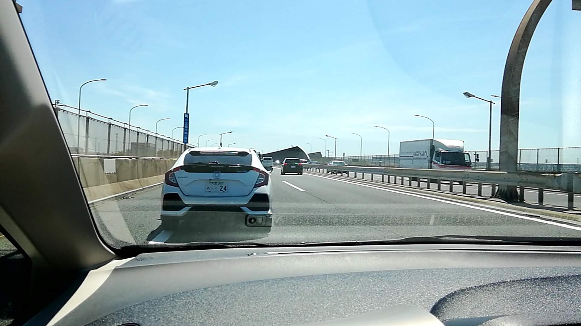 市街地上空の道路