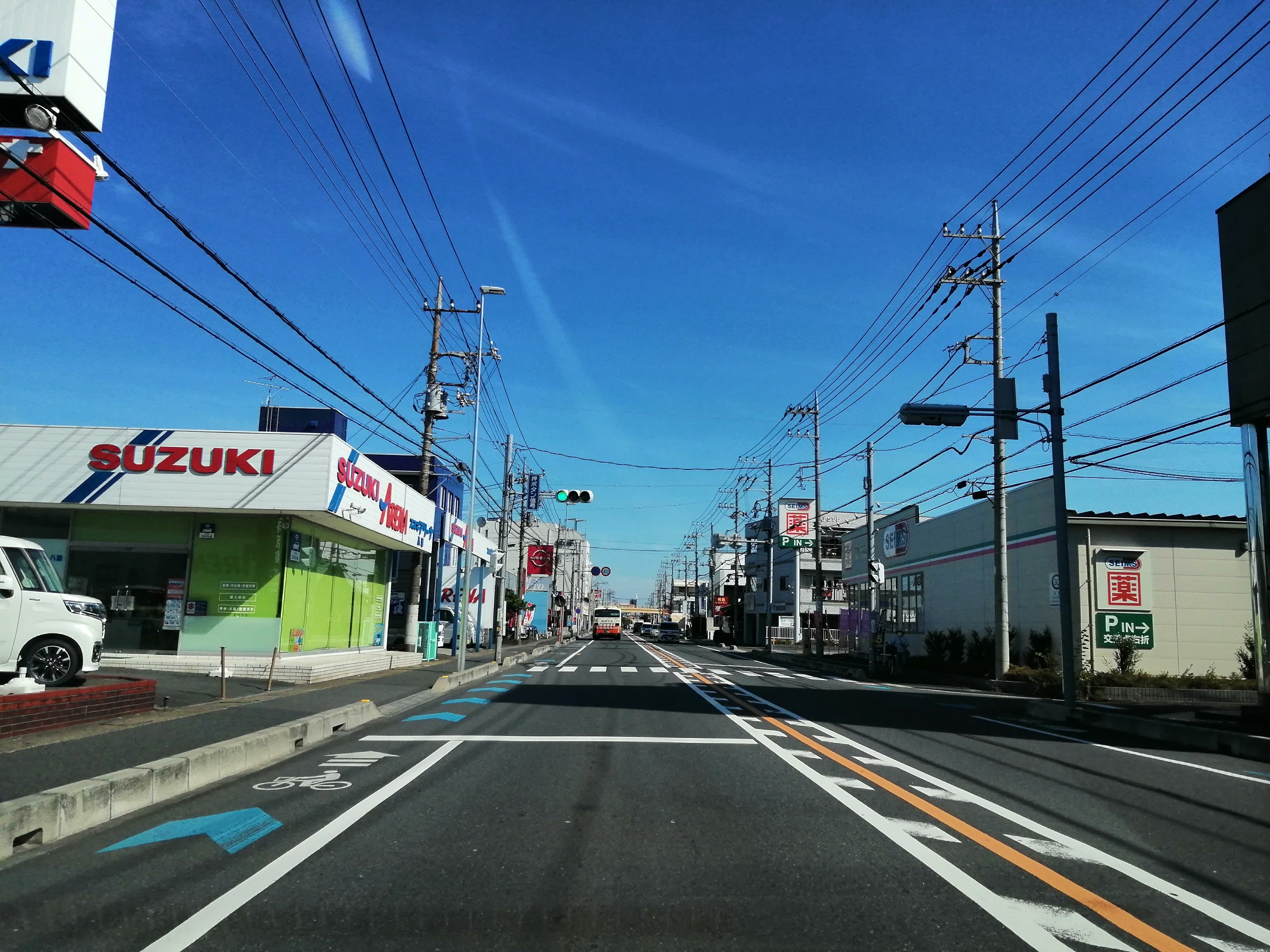 店舗が並ぶ通り