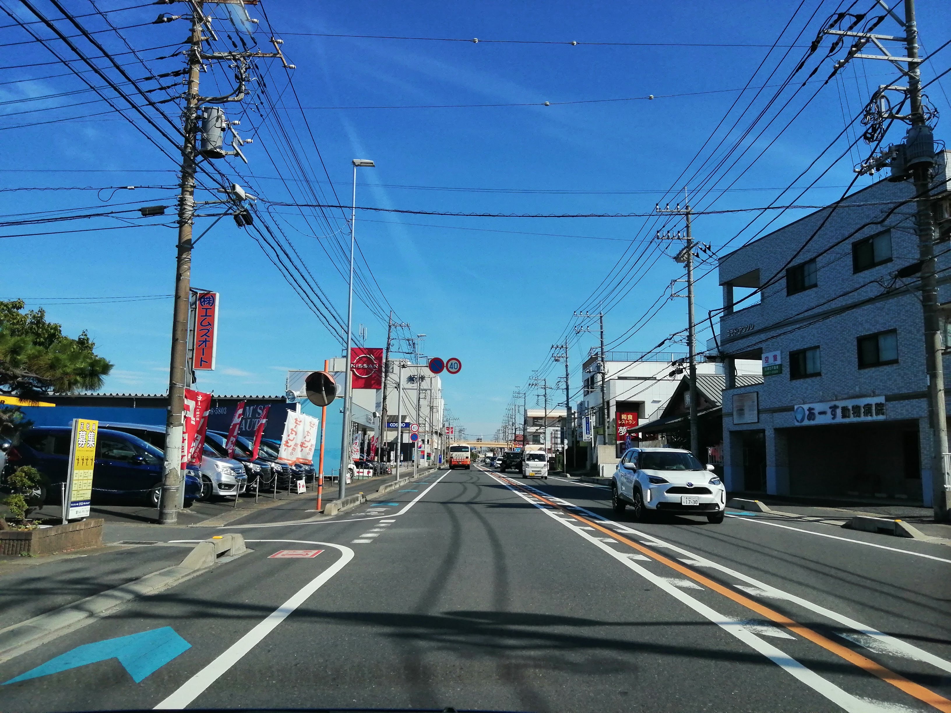 建物に囲まれた通り