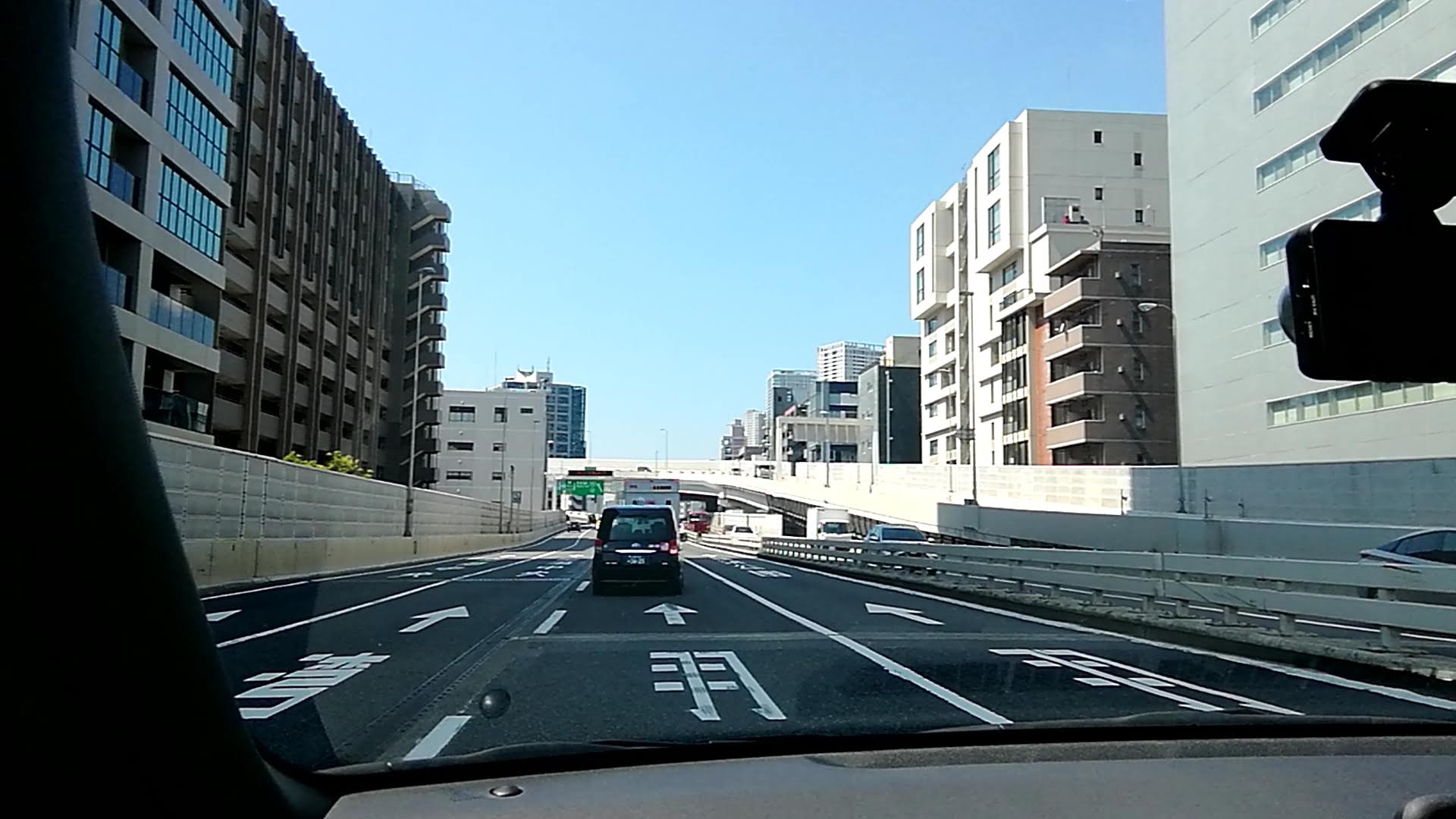複数車線の高架道路