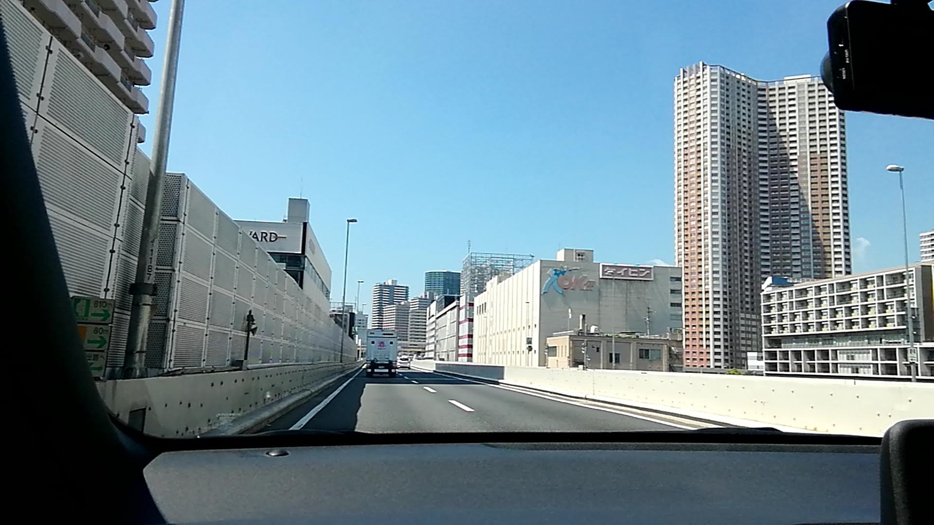 高層建物沿いの道路