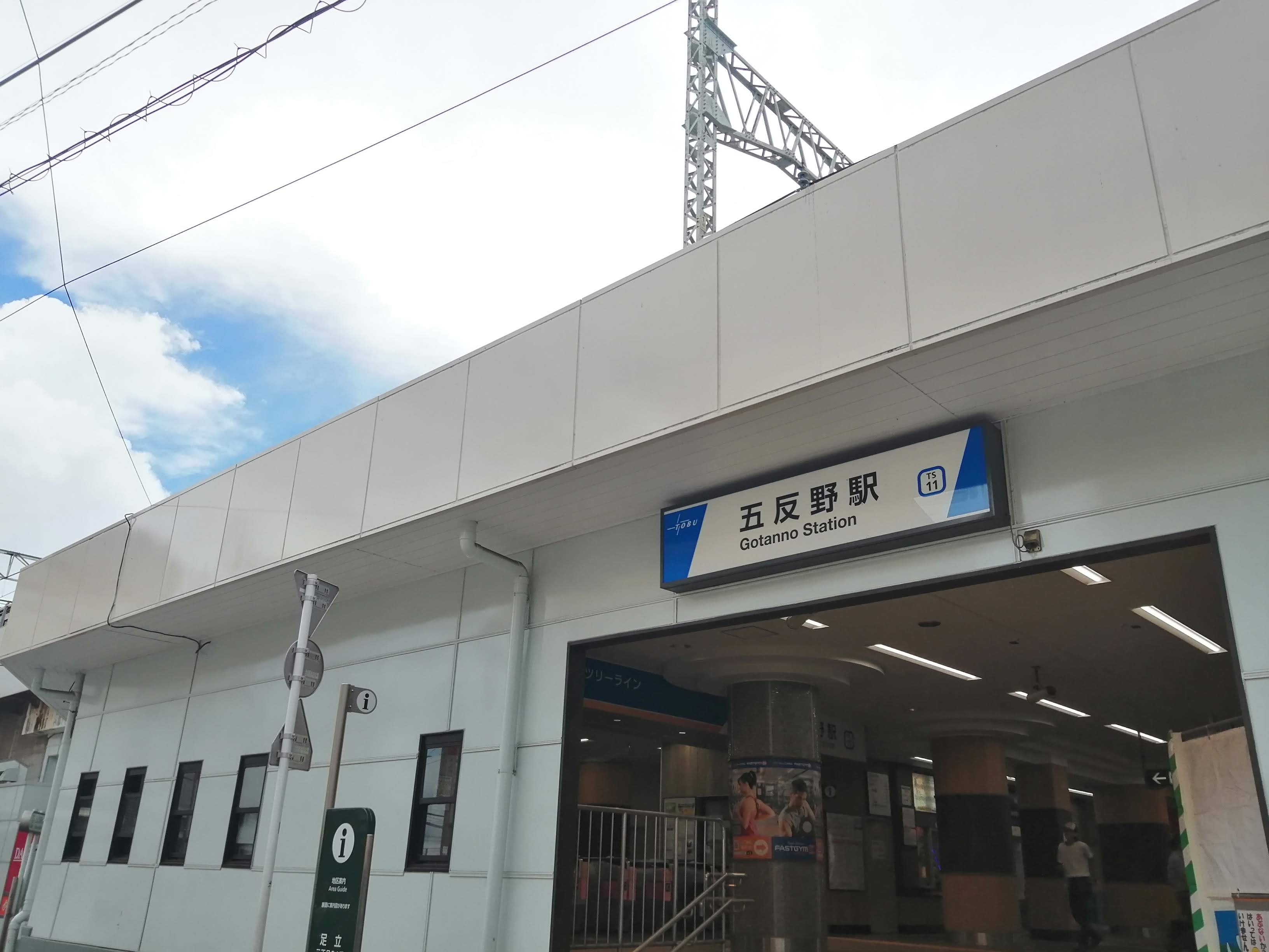 駅舎と改札周辺