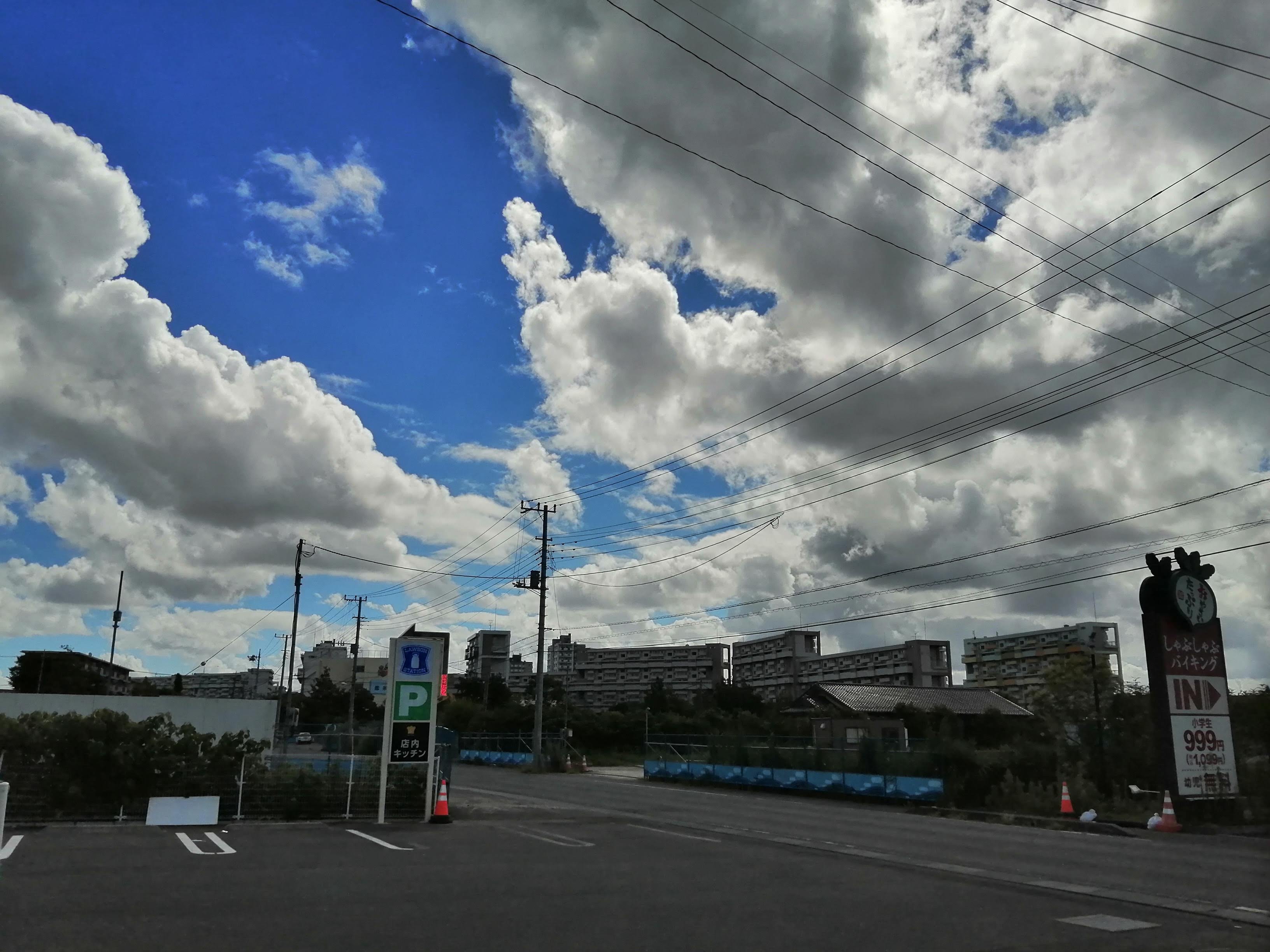 広い交差点と雲の様子