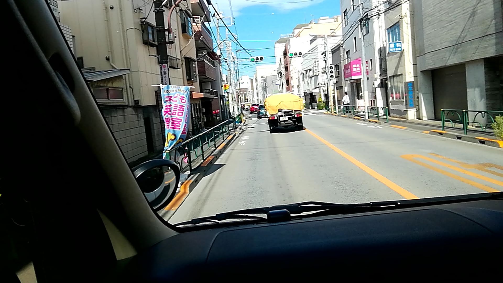 店舗が並ぶ通り