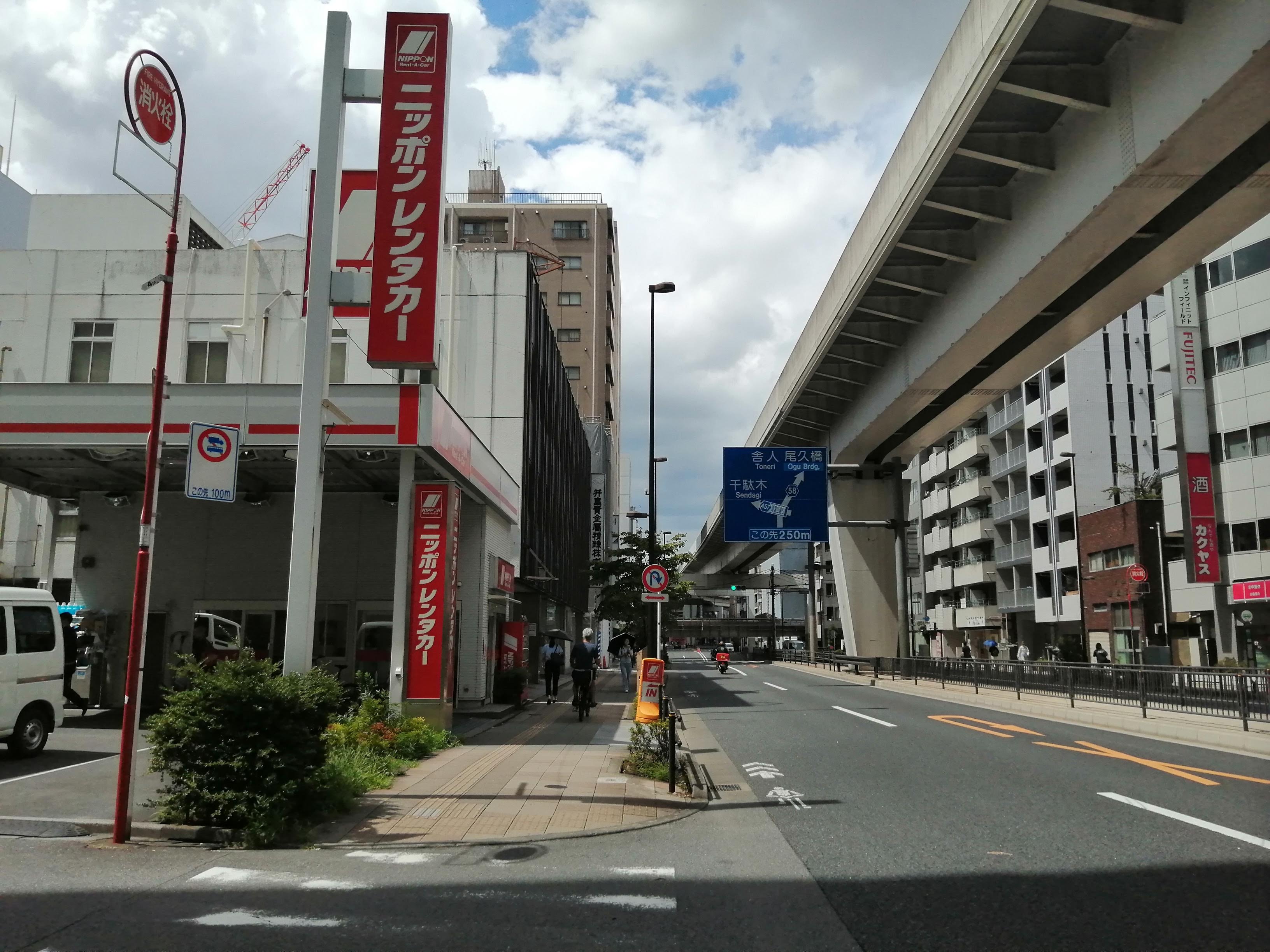 ビルと道路