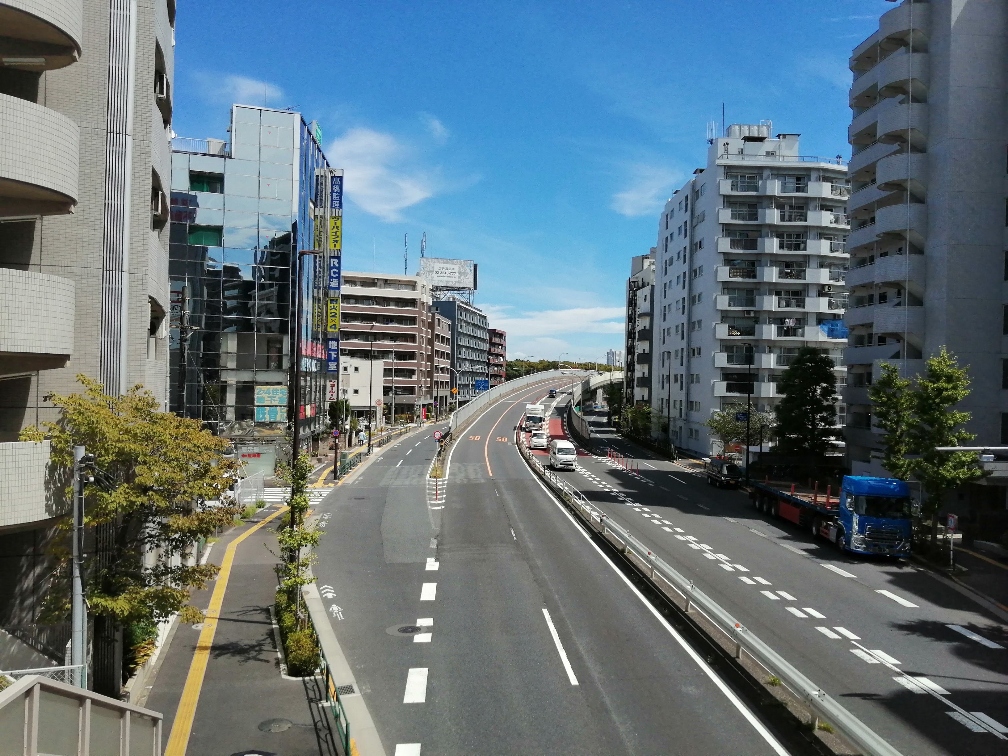 交通量のある通り