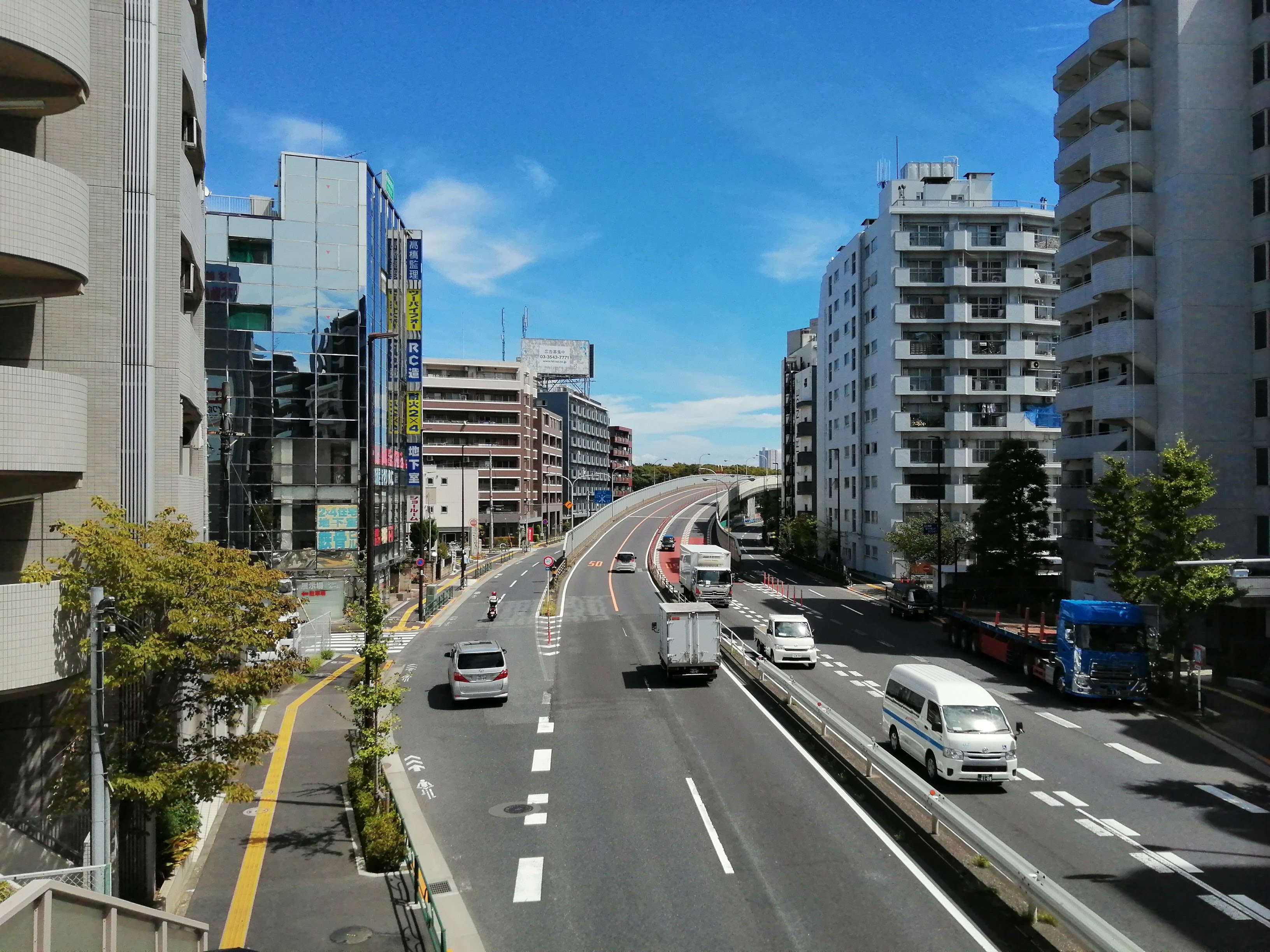 中央分離帯のある道路