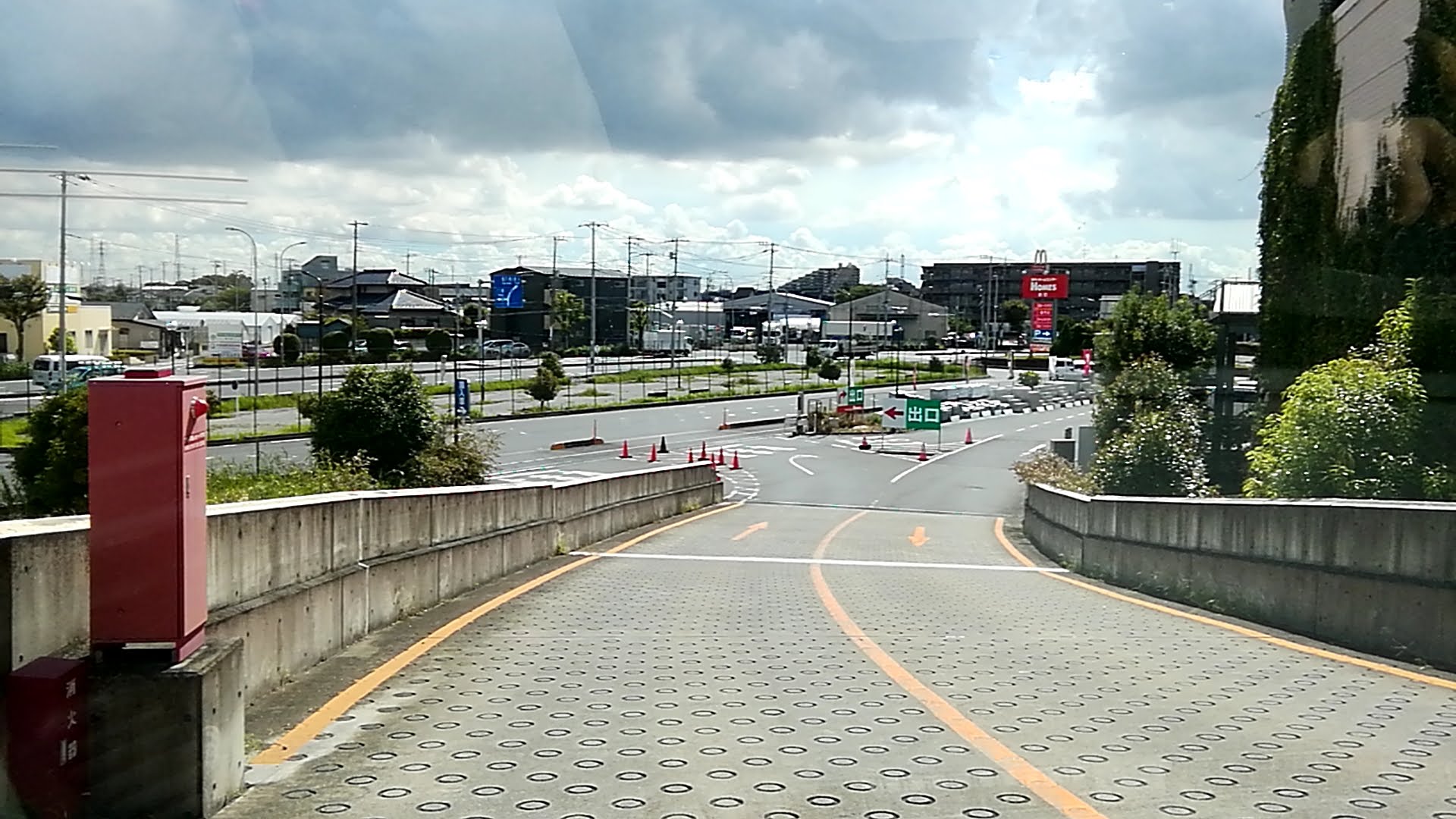 島忠 ホームズ 草加舎人店・屋上駐車場からの景色.jpg