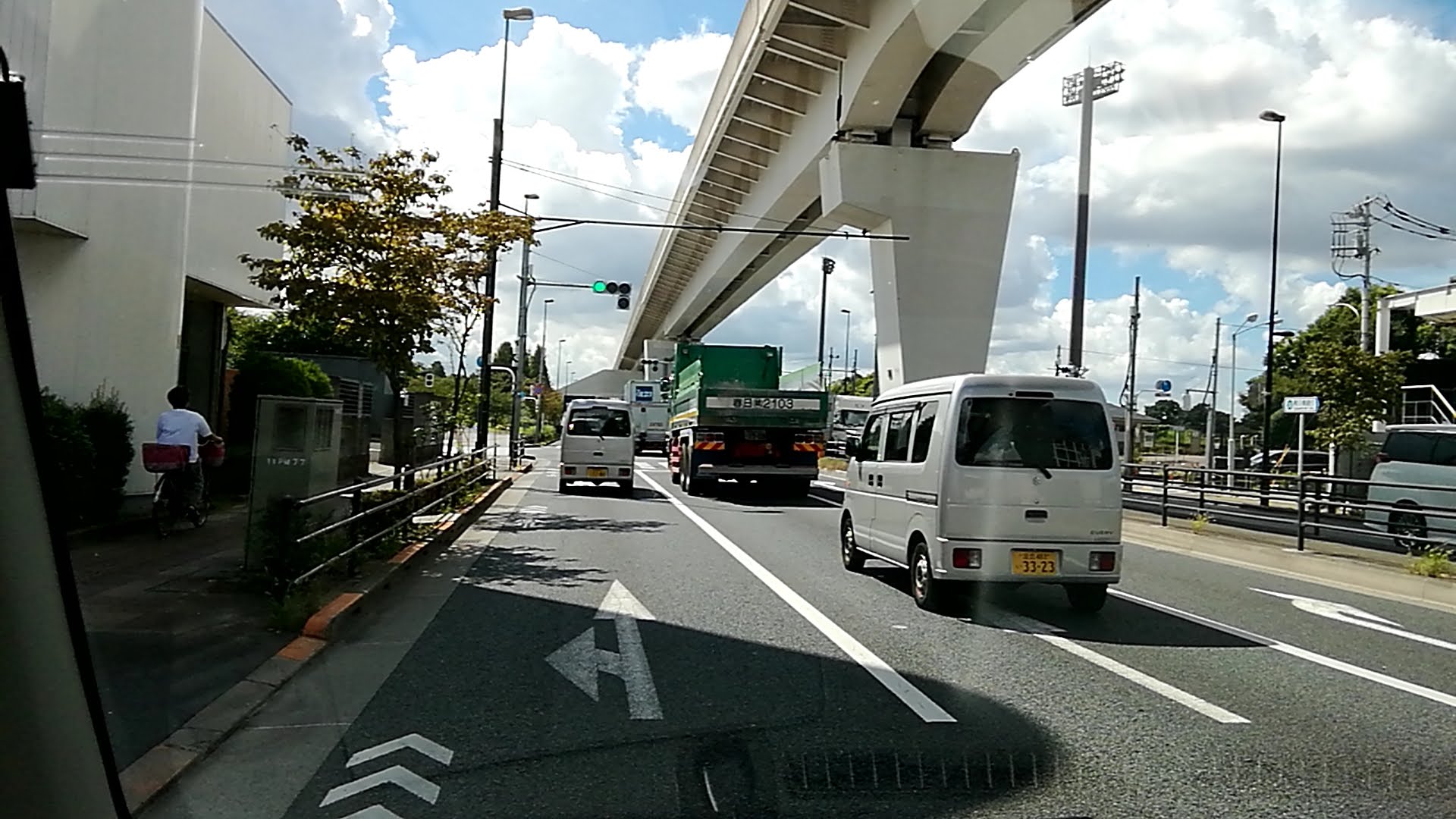 高架下交差点付近