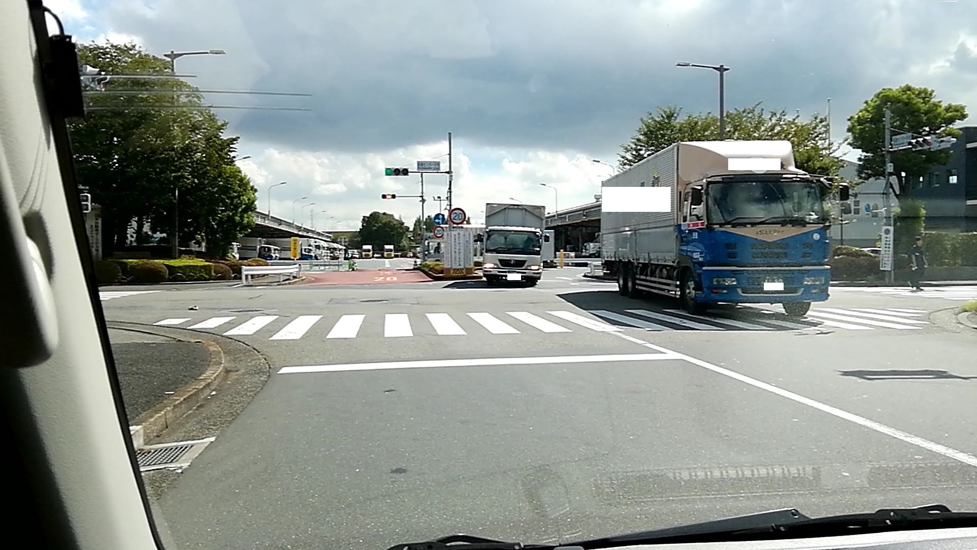 大型車の出入り