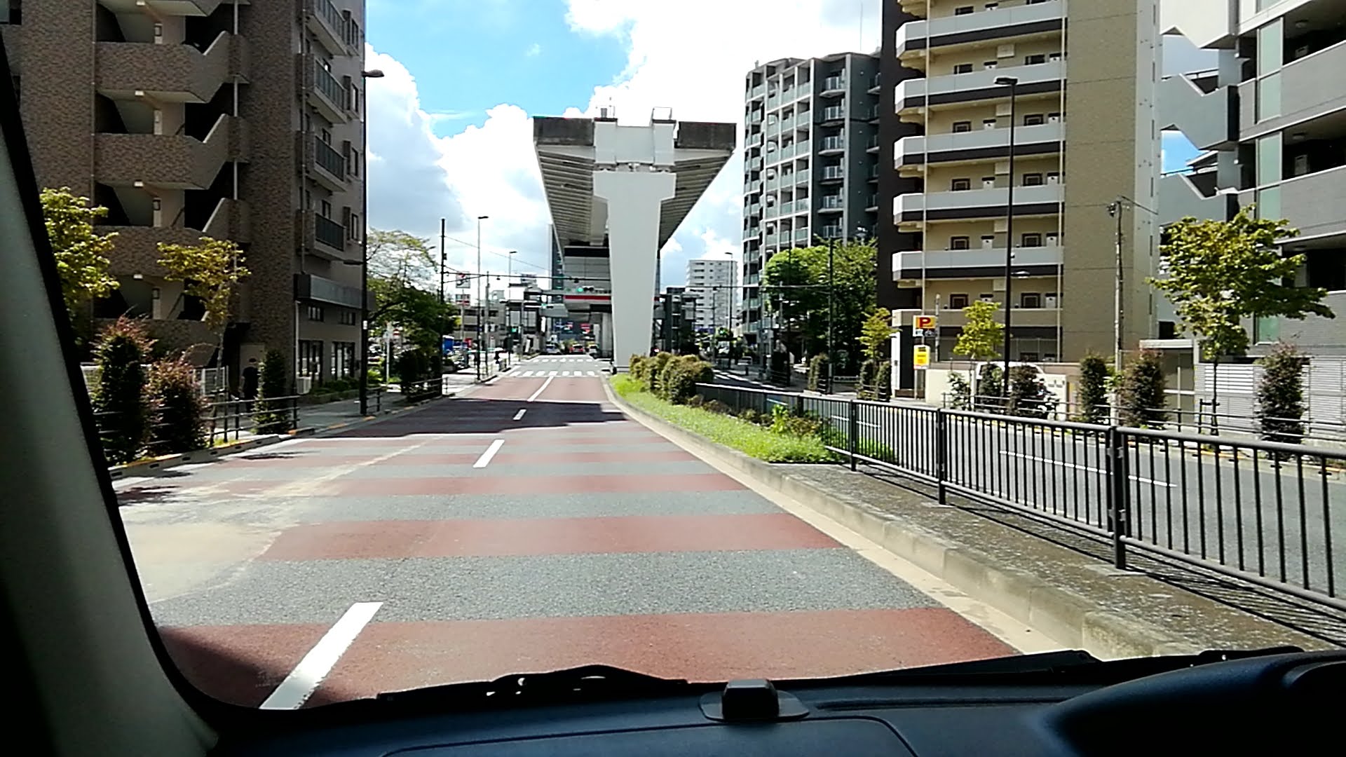 高架沿い道路