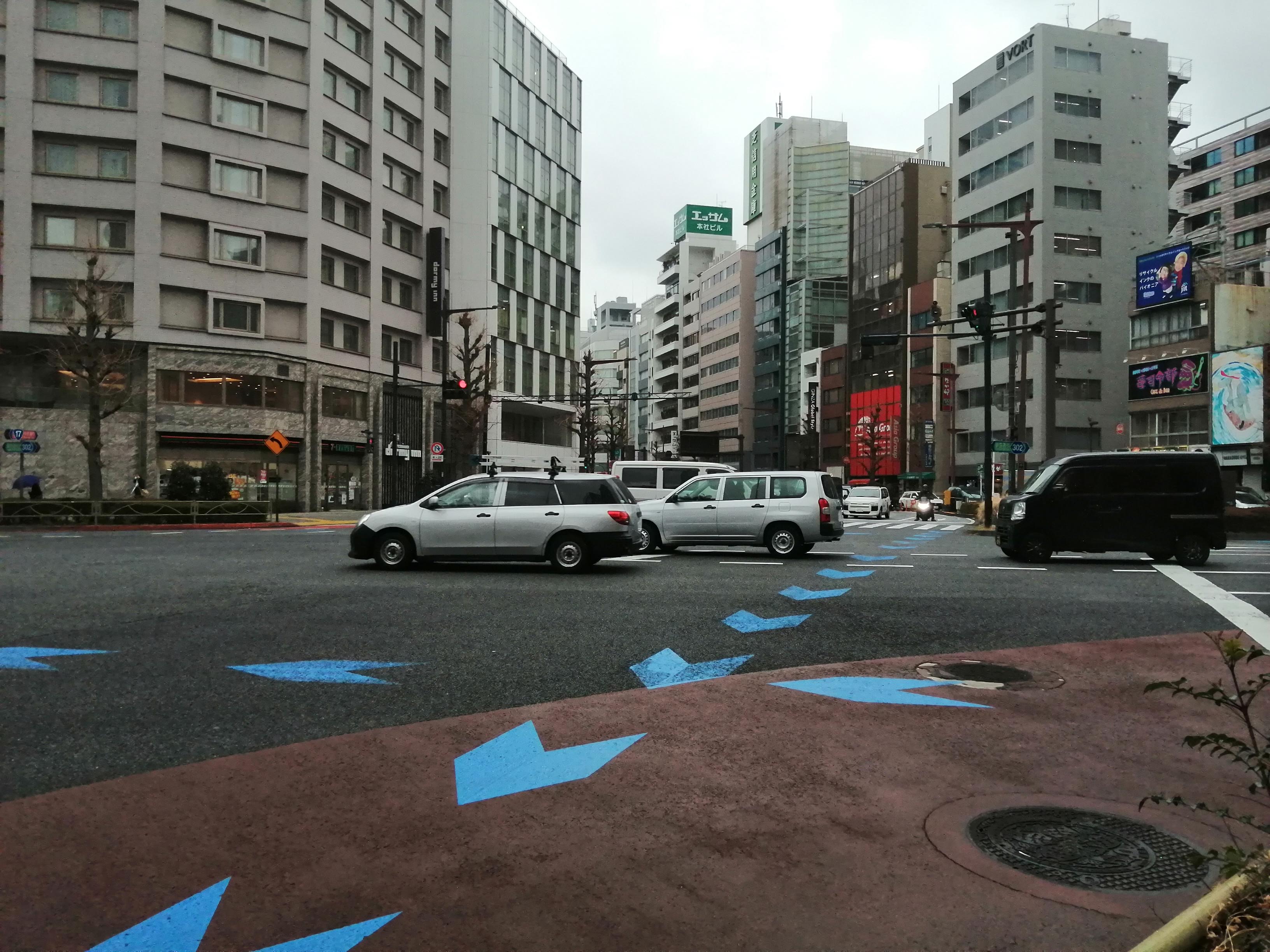 進行方向を示す青色の路面矢印