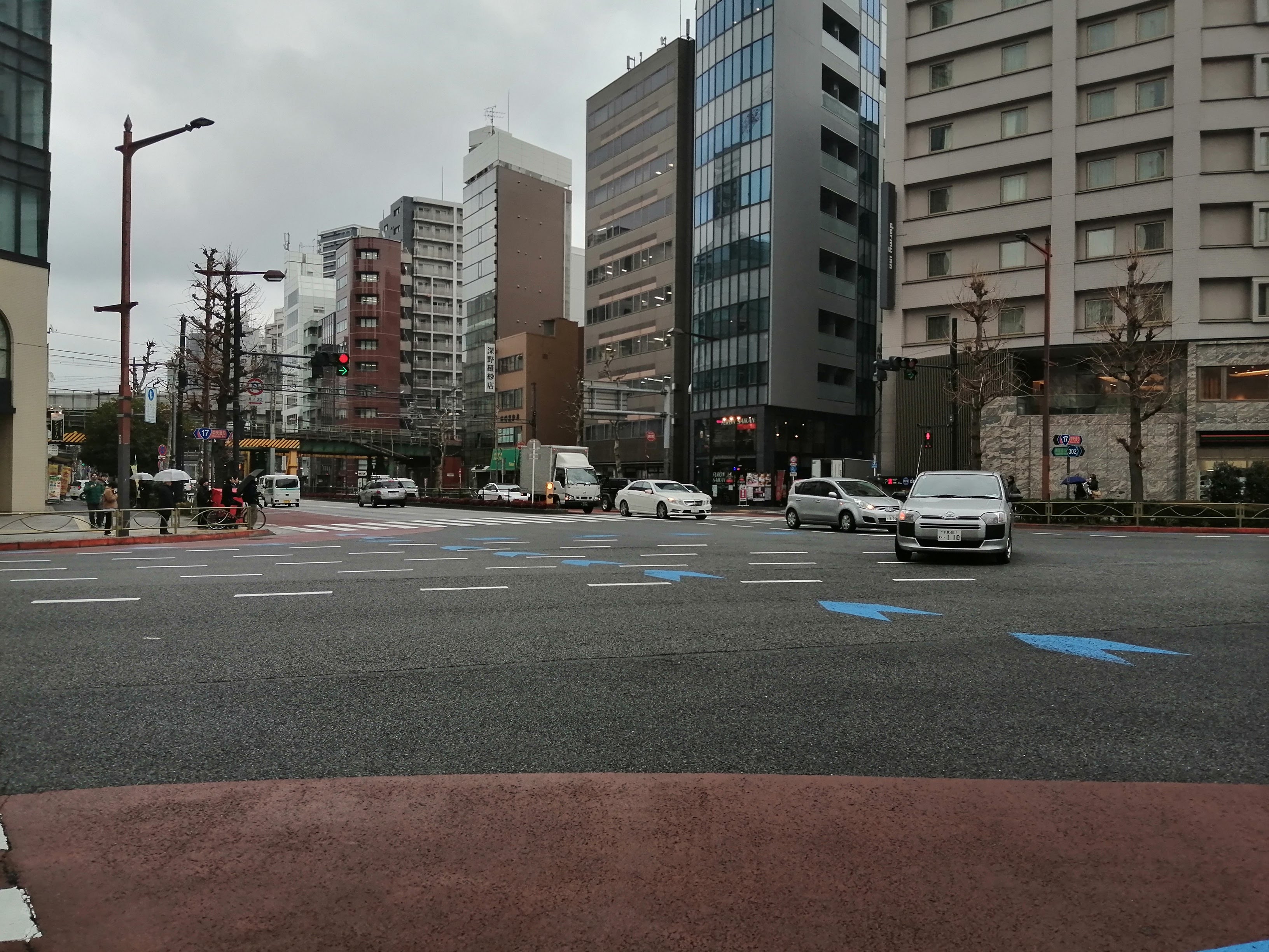 複数車線が交差する都心道路