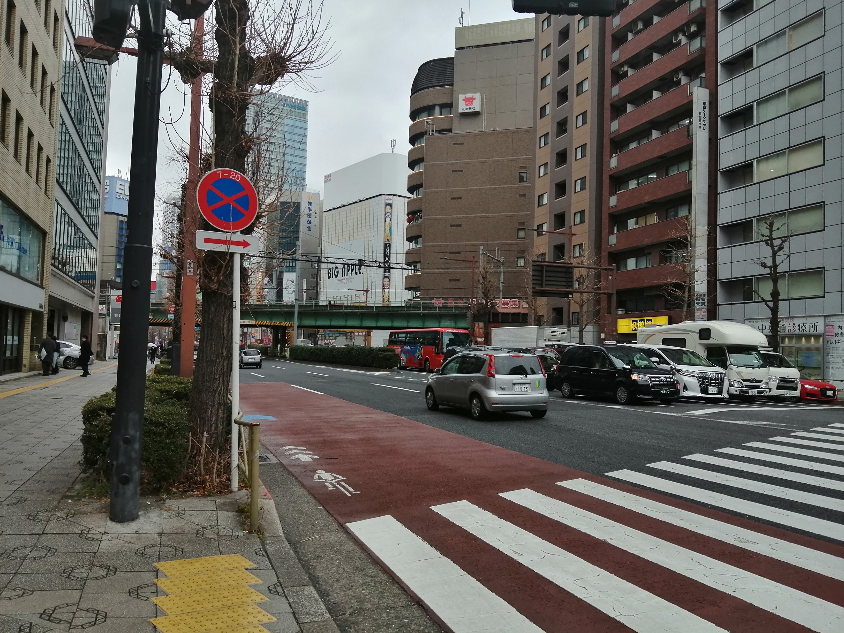 横断歩道と右折車線が交錯する場所