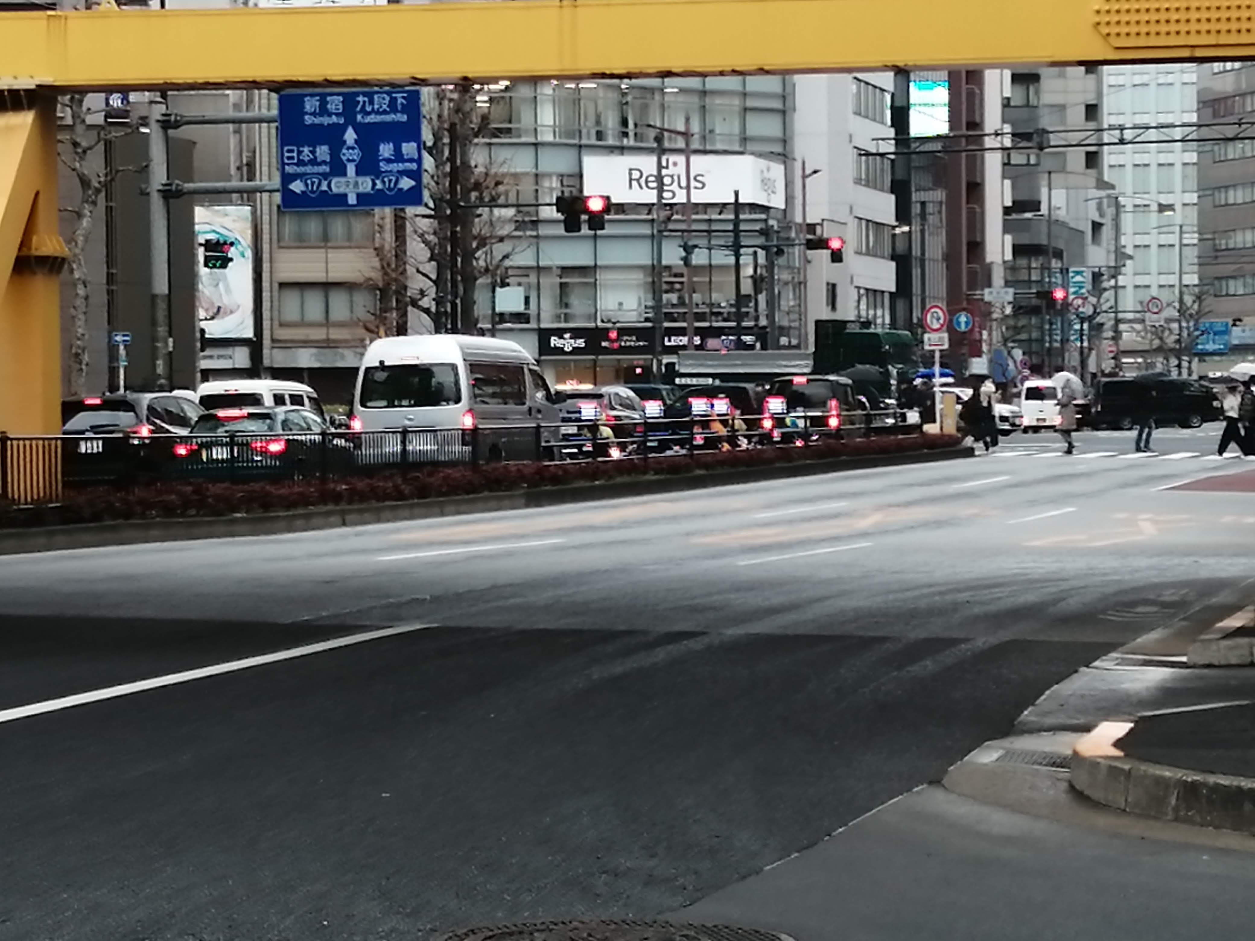 高架下で交通が集中する道路