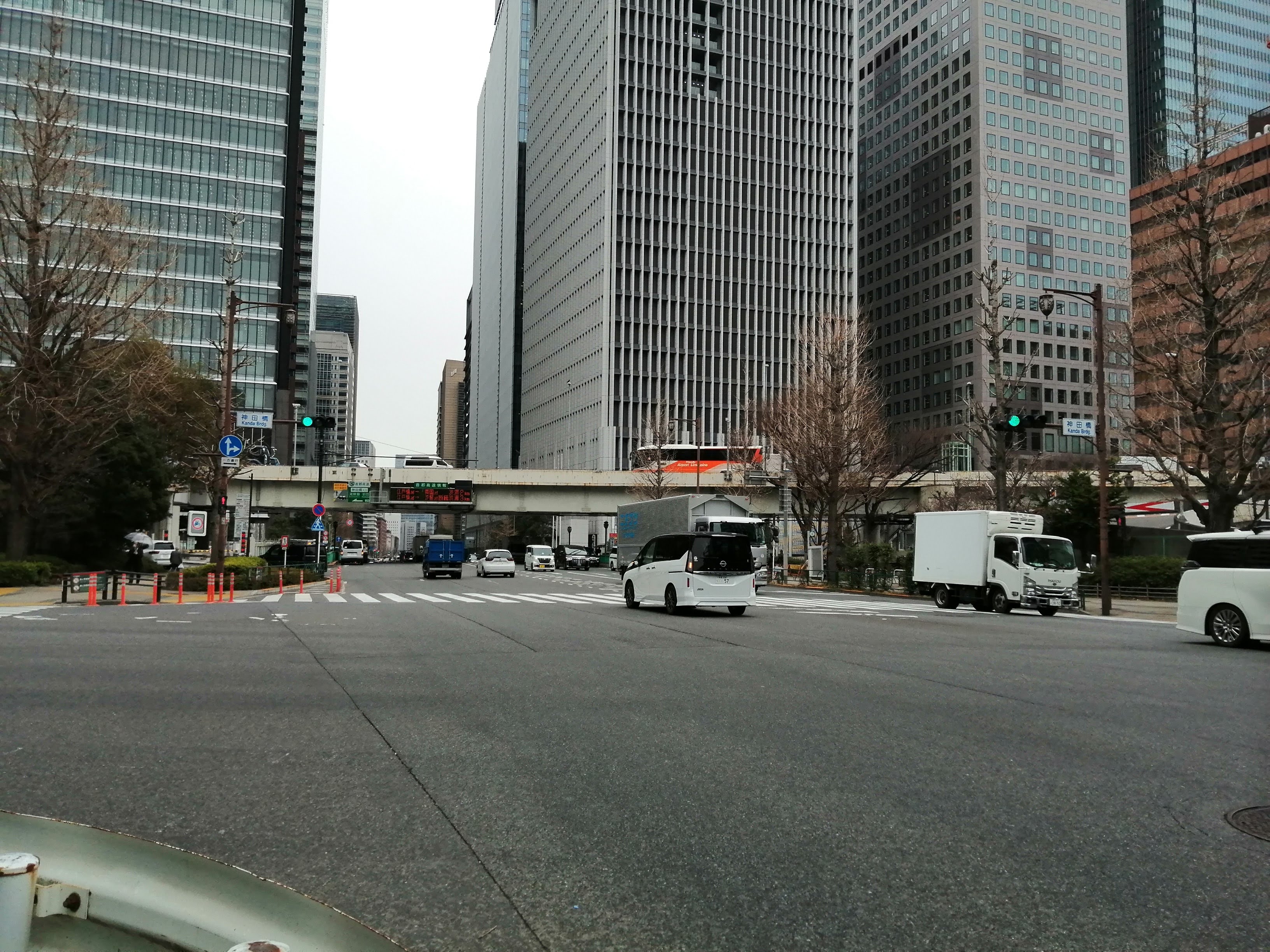 大型車両が行き交う交差点