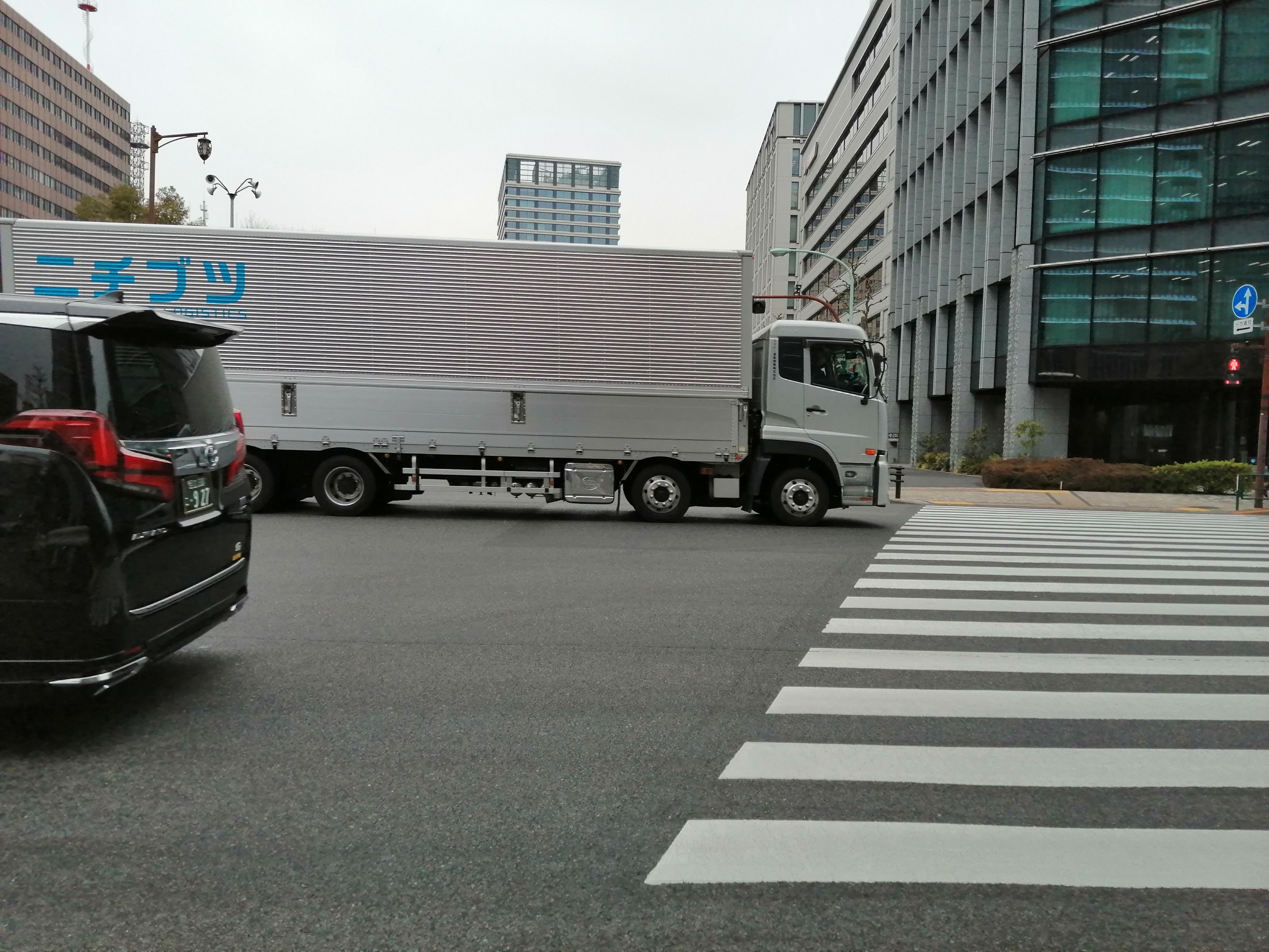 横断歩道と信号のある交差点