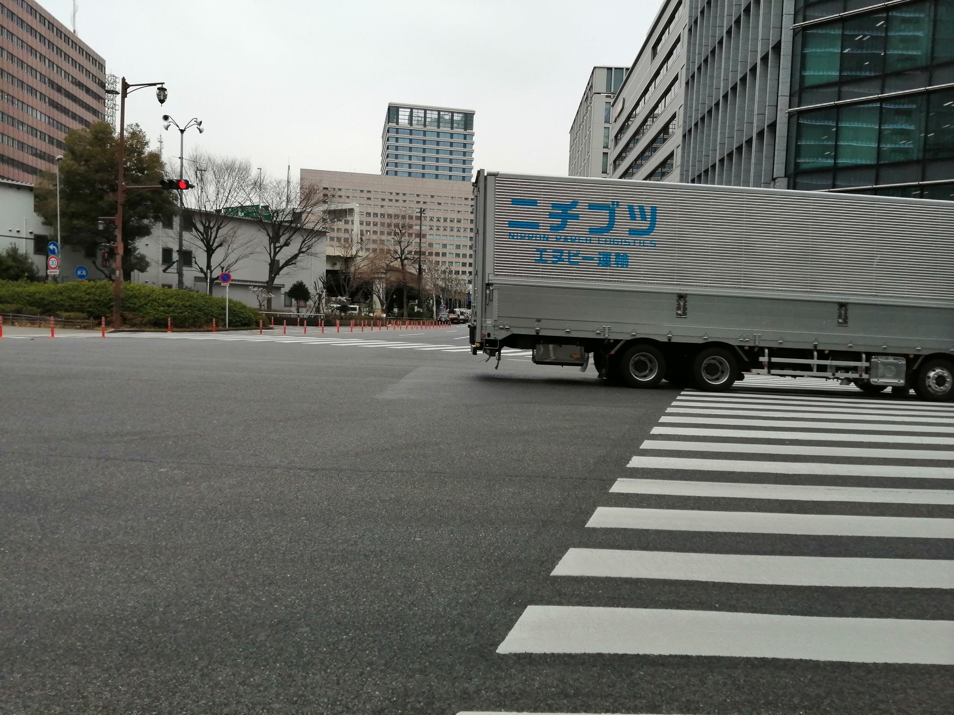 大型トラックが通過する場面