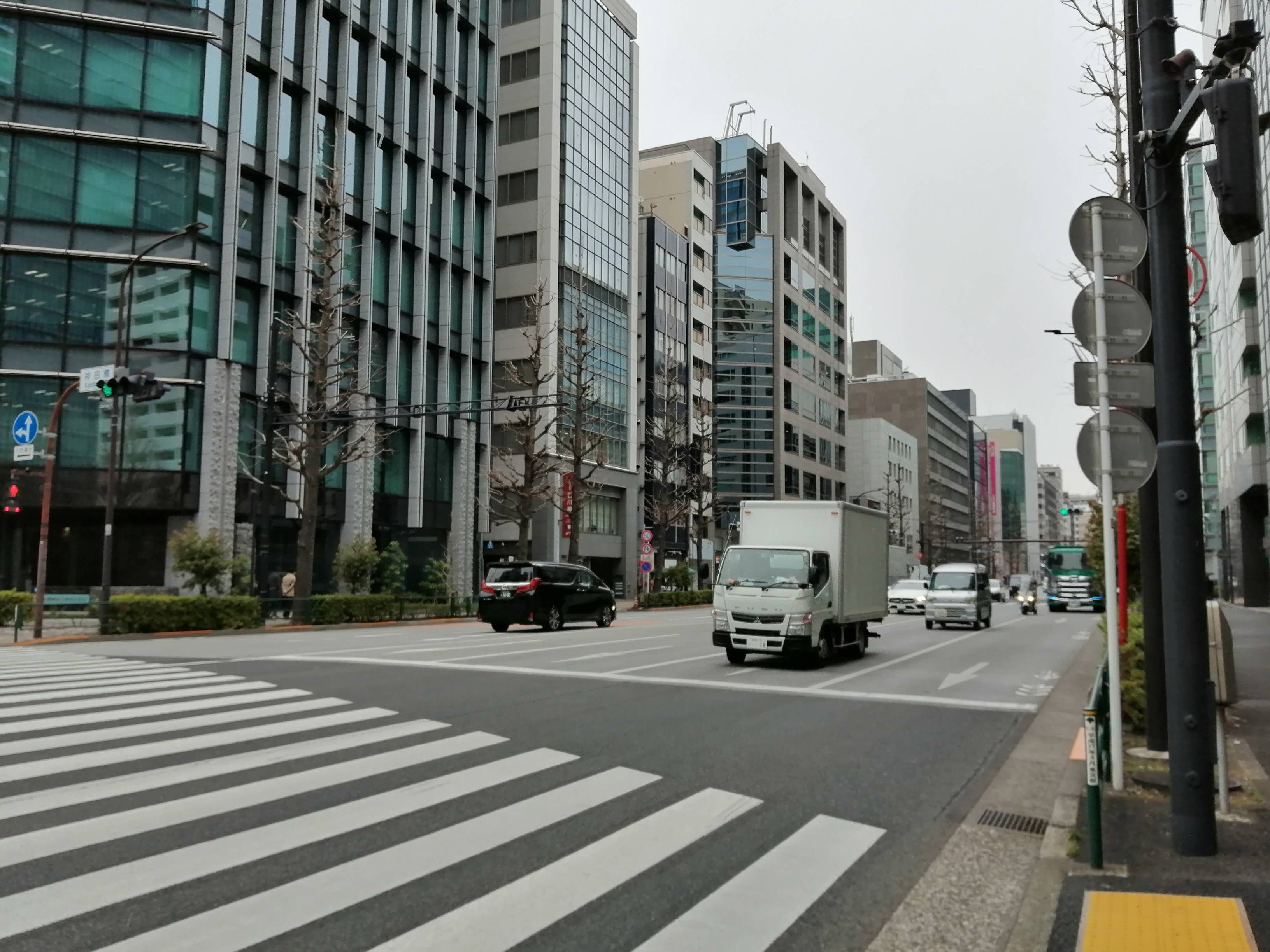 ビル街の中の交差点